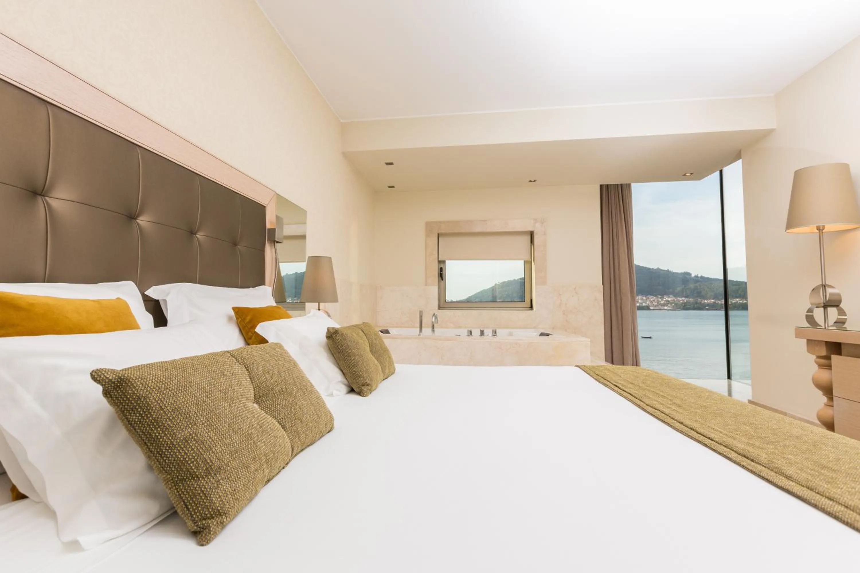 Master Suite with Spa Access in Hotel Porta do Sol Conference & SPA