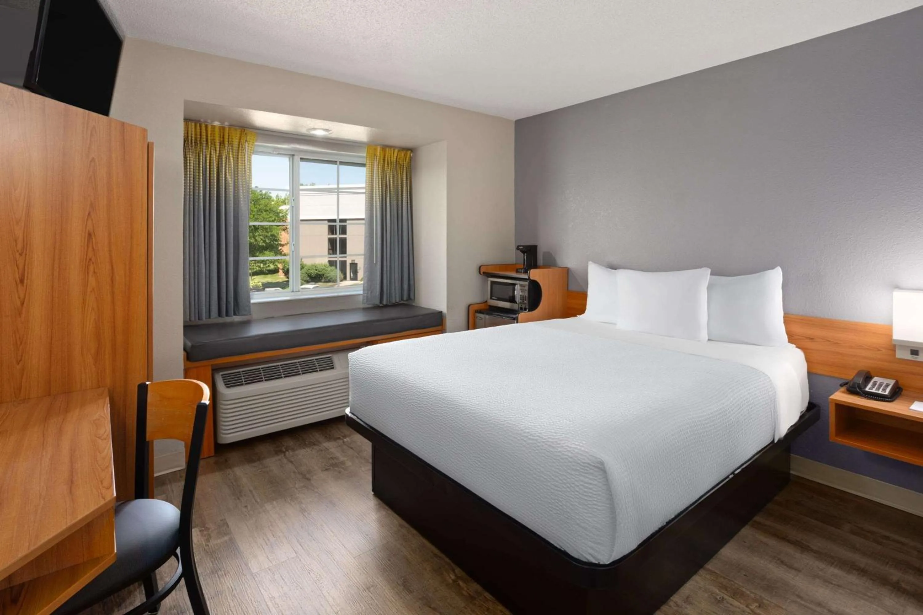 Queen Room - Non-Smoking in Microtel Inn & Suites by Wyndham Ann Arbor