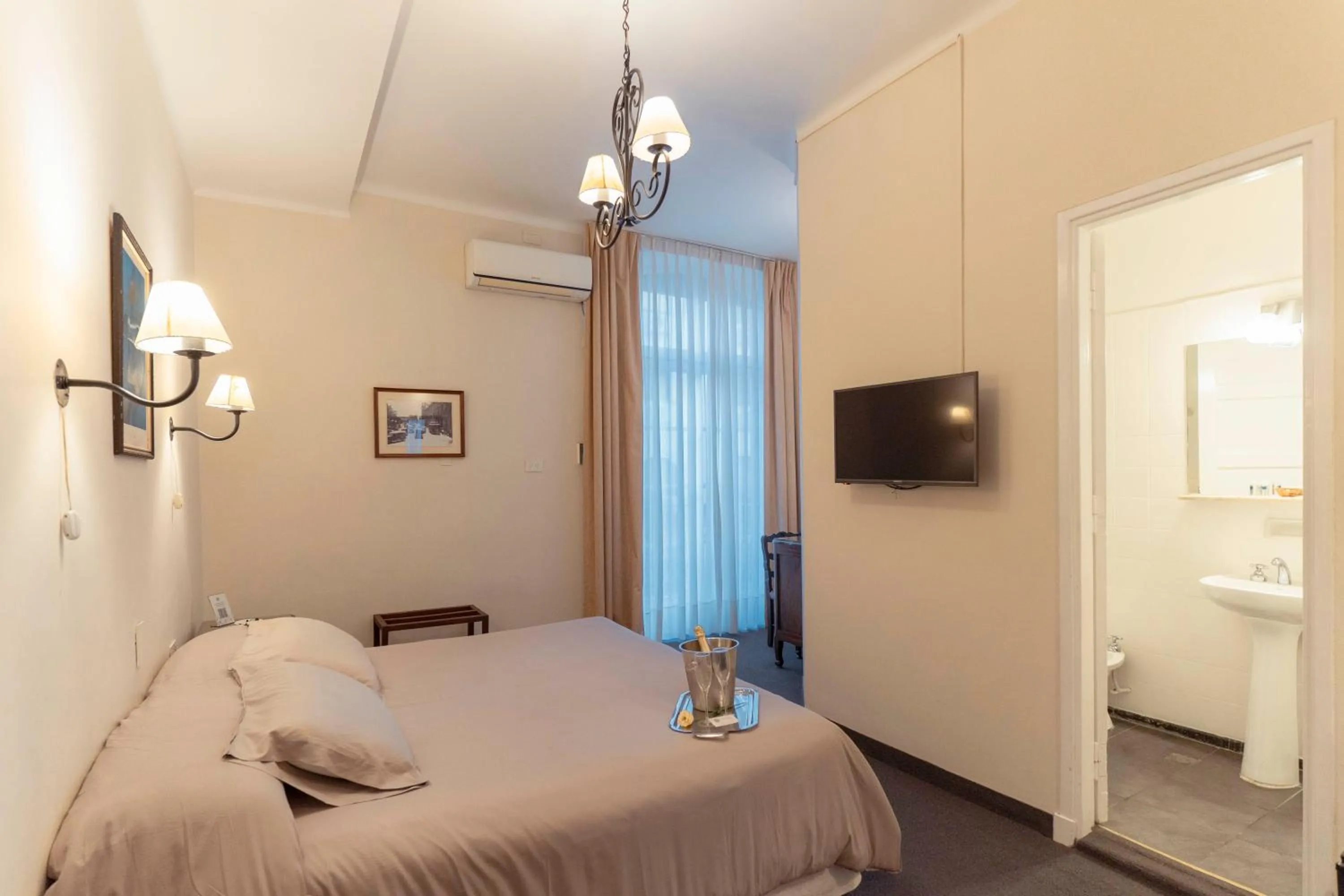 Double Room with Balcony in Hotel Colonial Salta