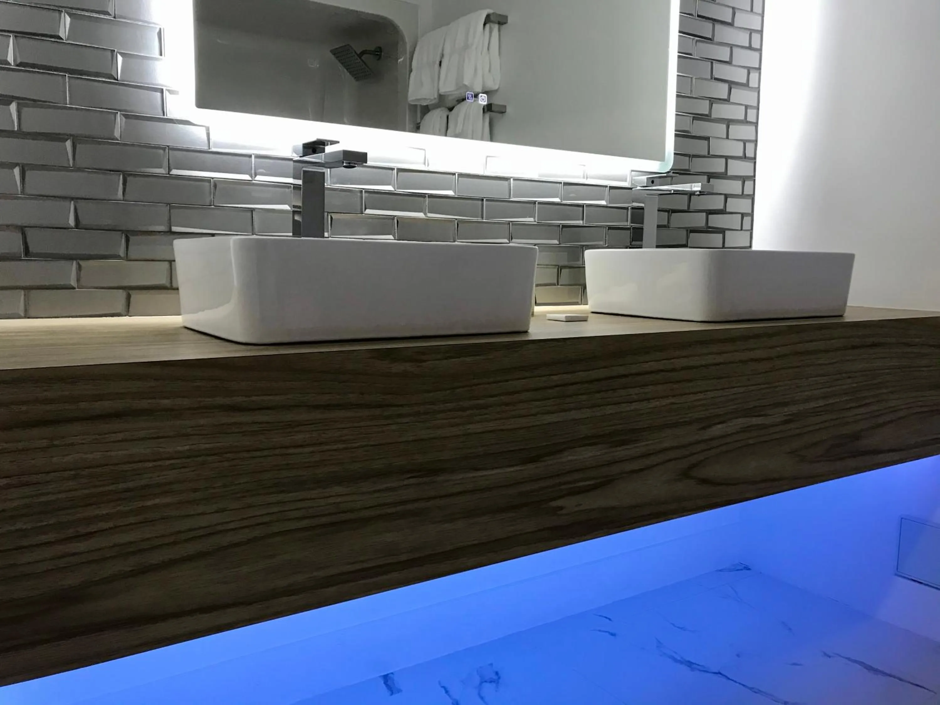 Deluxe King Room in Strata Hotel