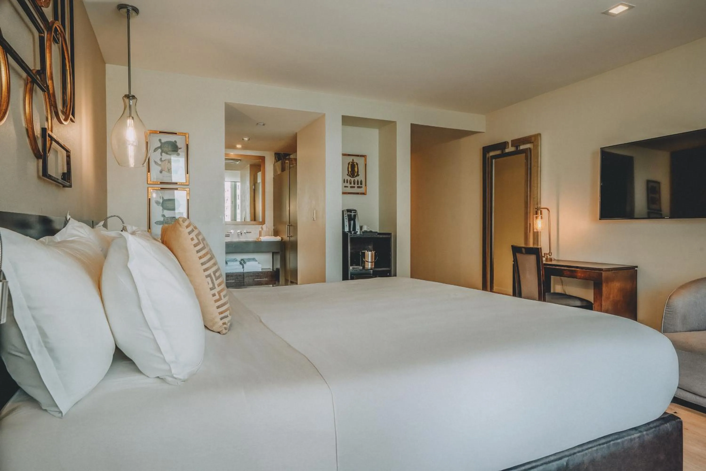 Premium City View King Single Use - single occupancy in Iberostar Waves Berkeley Shore