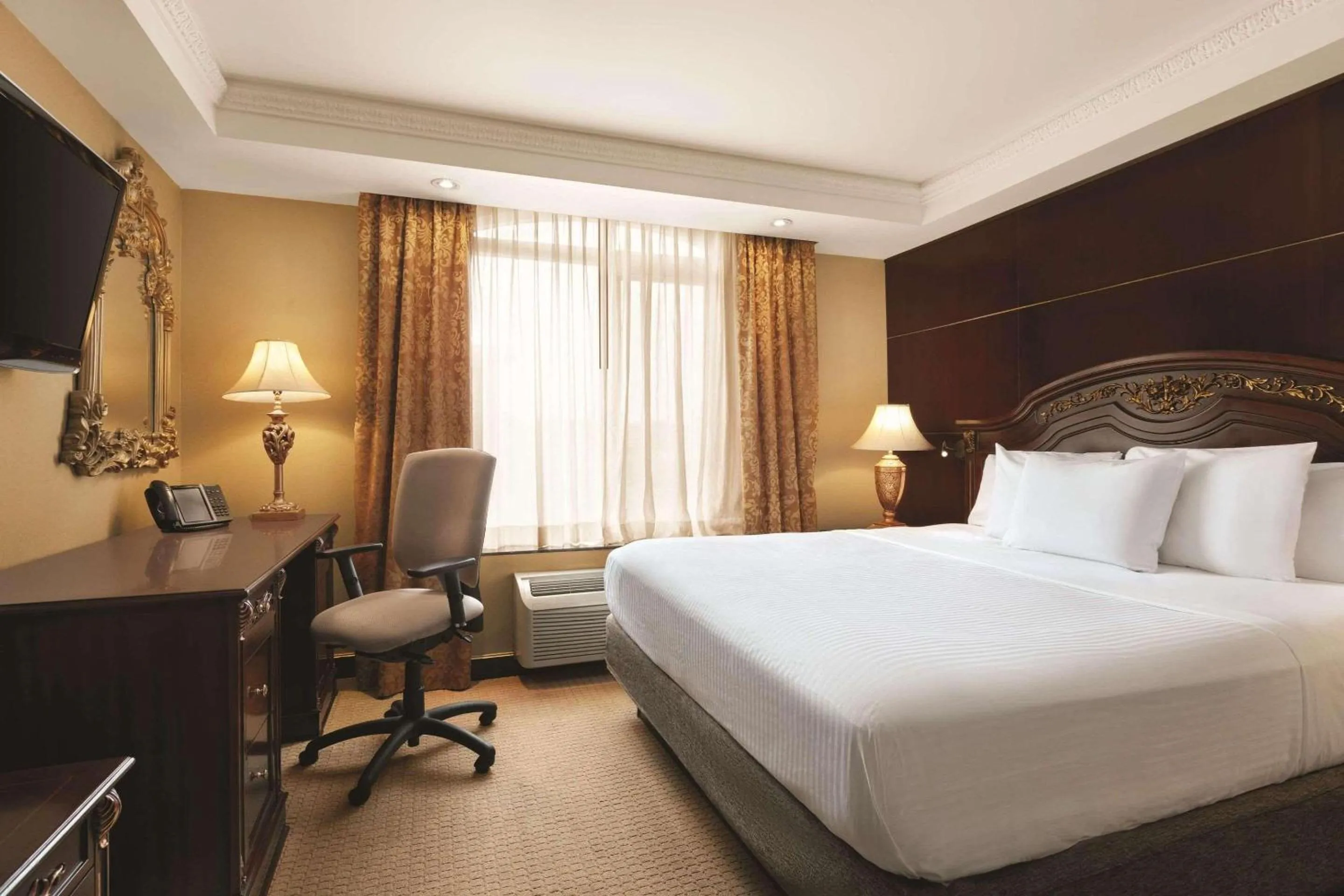 Superior King Room - Non-Smoking in Radisson Hotel Toronto Airport West