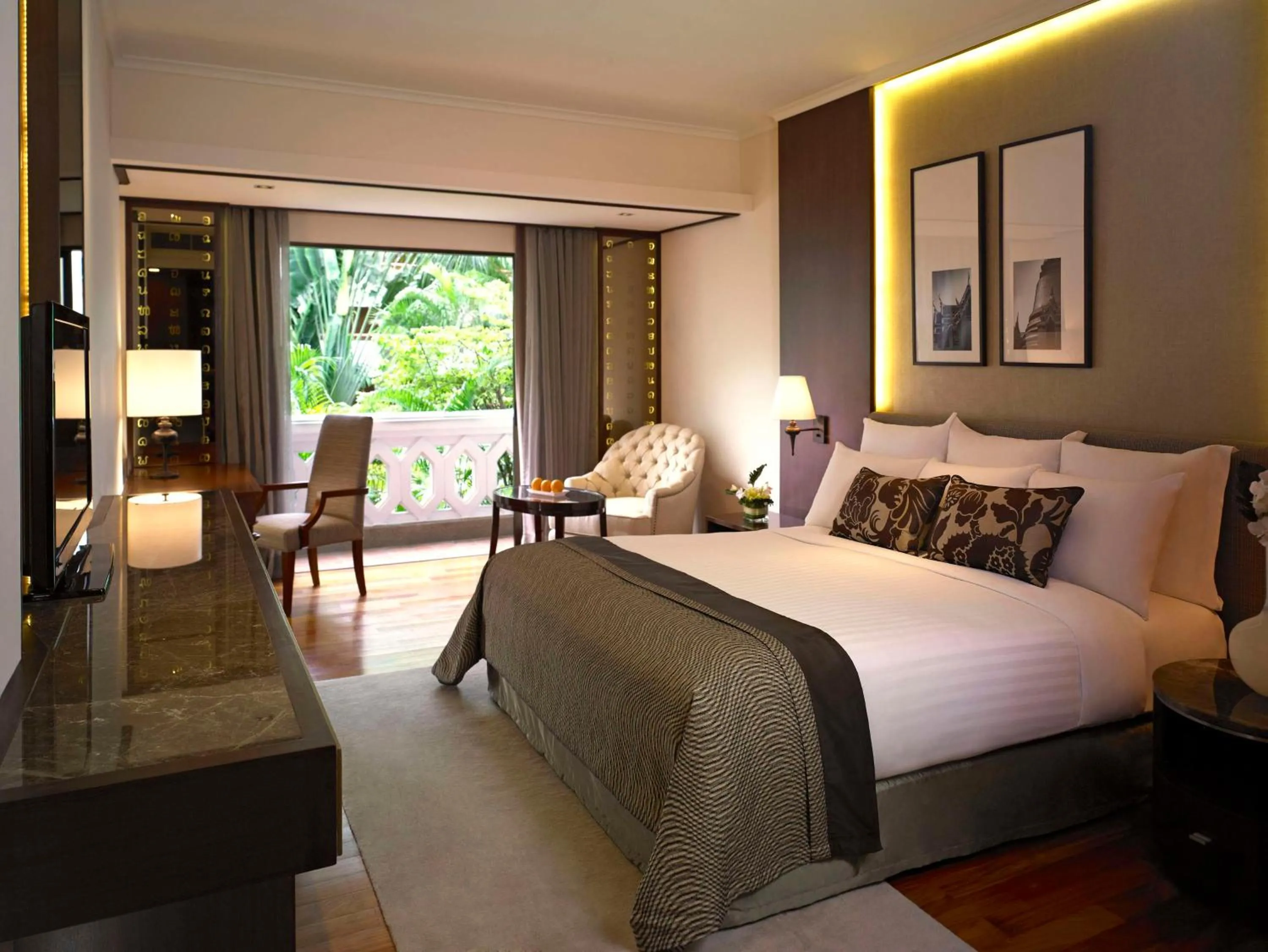 Deluxe Room in Anantara Riverside Bangkok Resort
