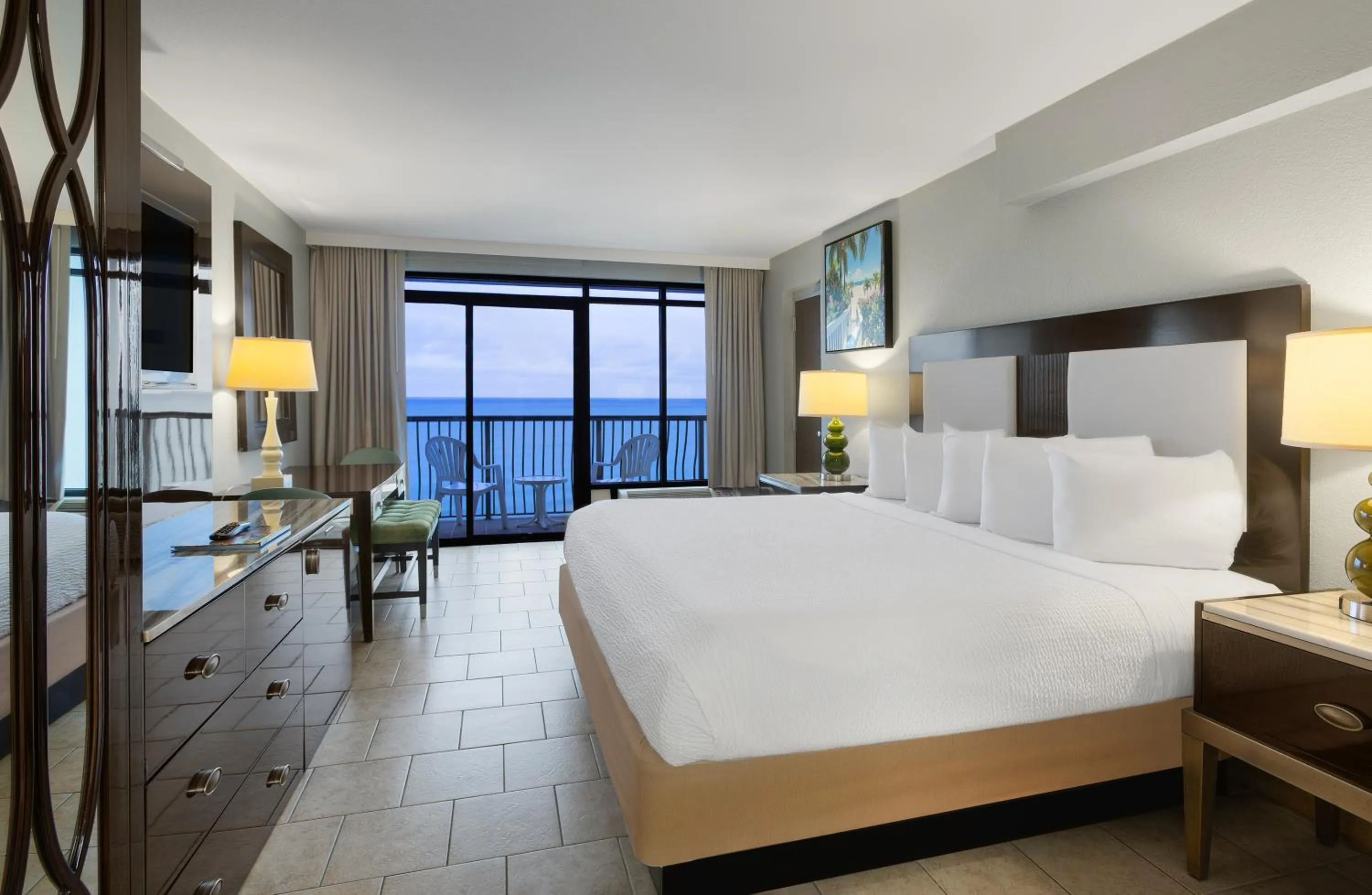 Premium King Efficiency Room - Ocean Front in Hotel Blue