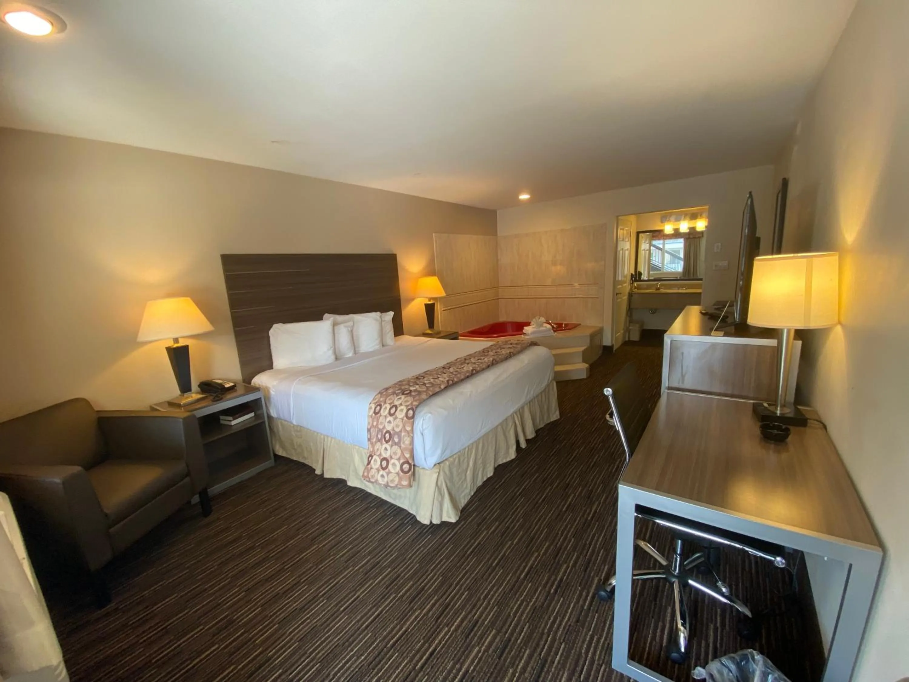 King Room with Spa Bath - Smoking in Garden State Inn