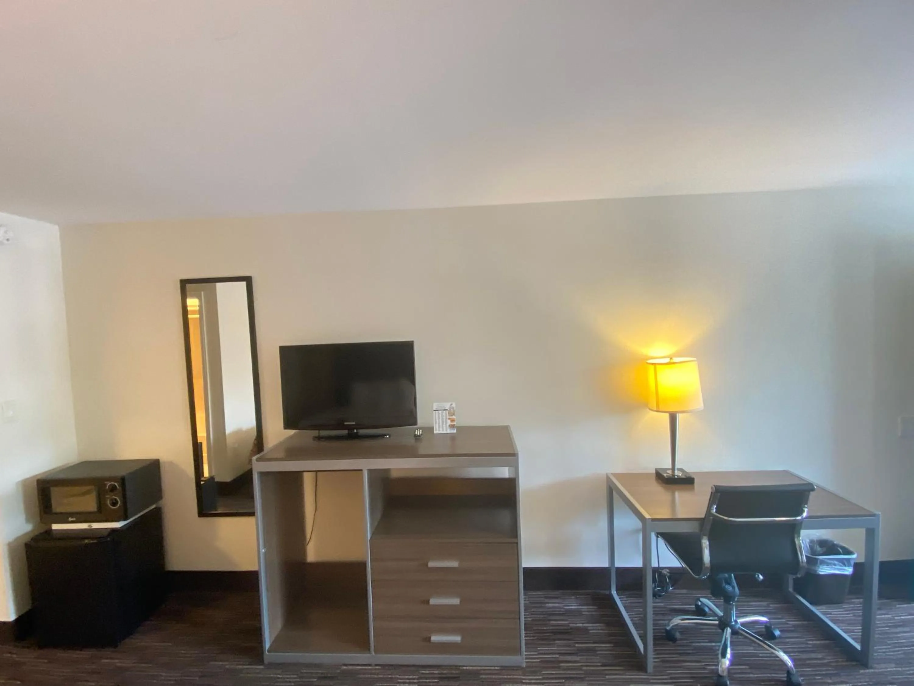 Queen Room - Smoking in Garden State Inn