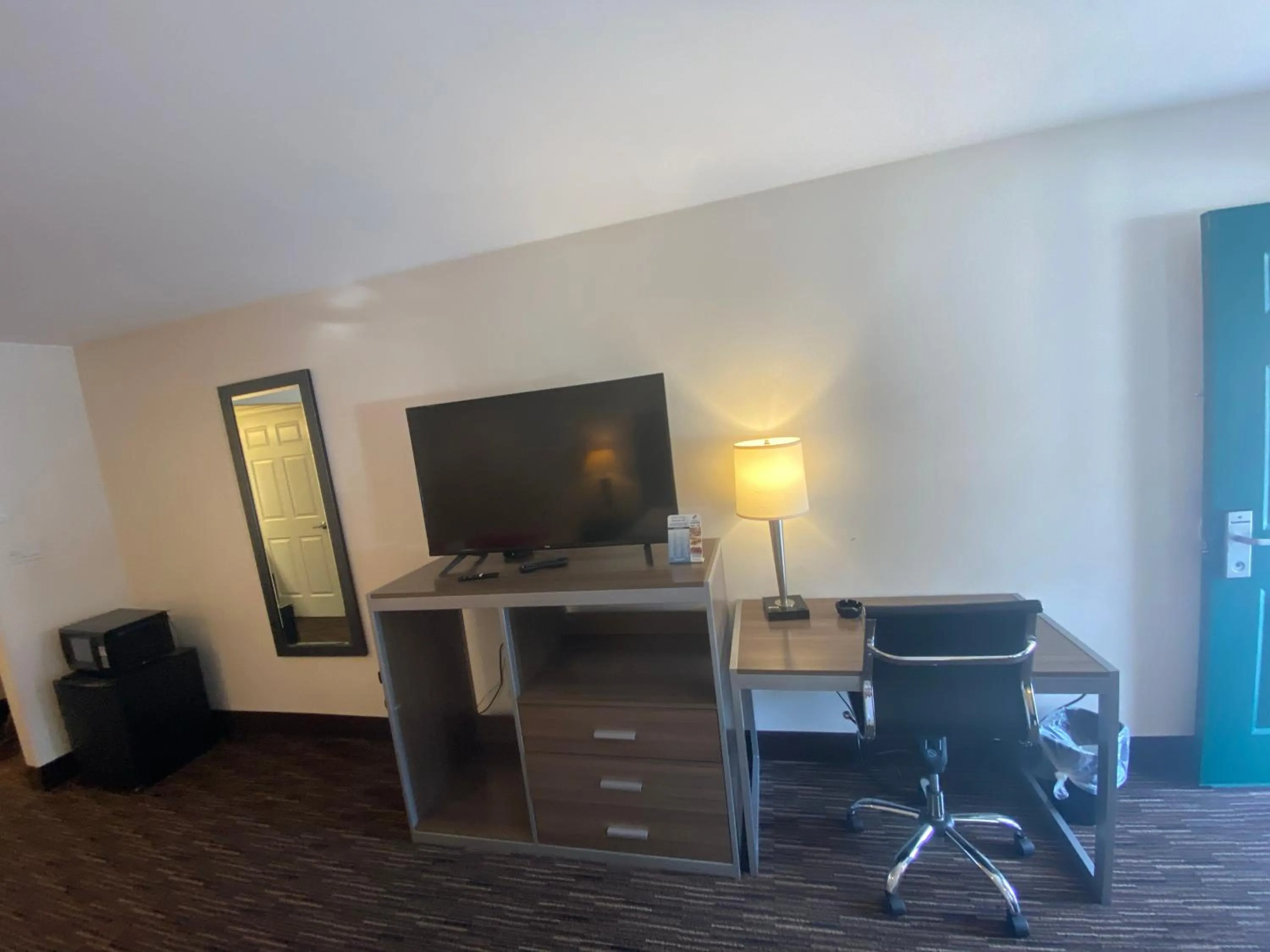 King Room with Spa Bath - Non-Smoking in Garden State Inn