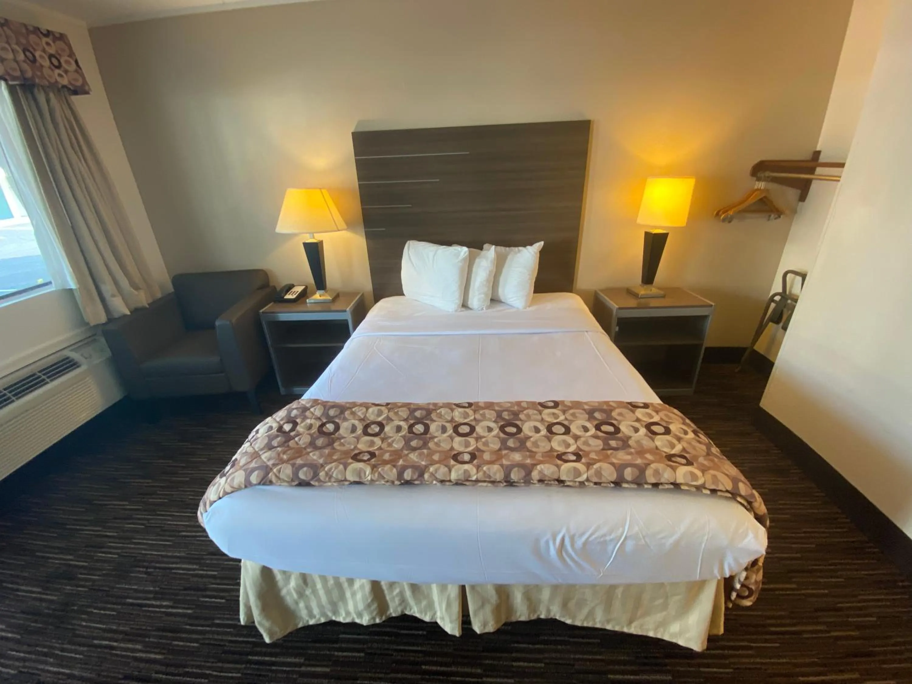 Queen Room with Roll in Shower - Non-Smoking  in Garden State Inn