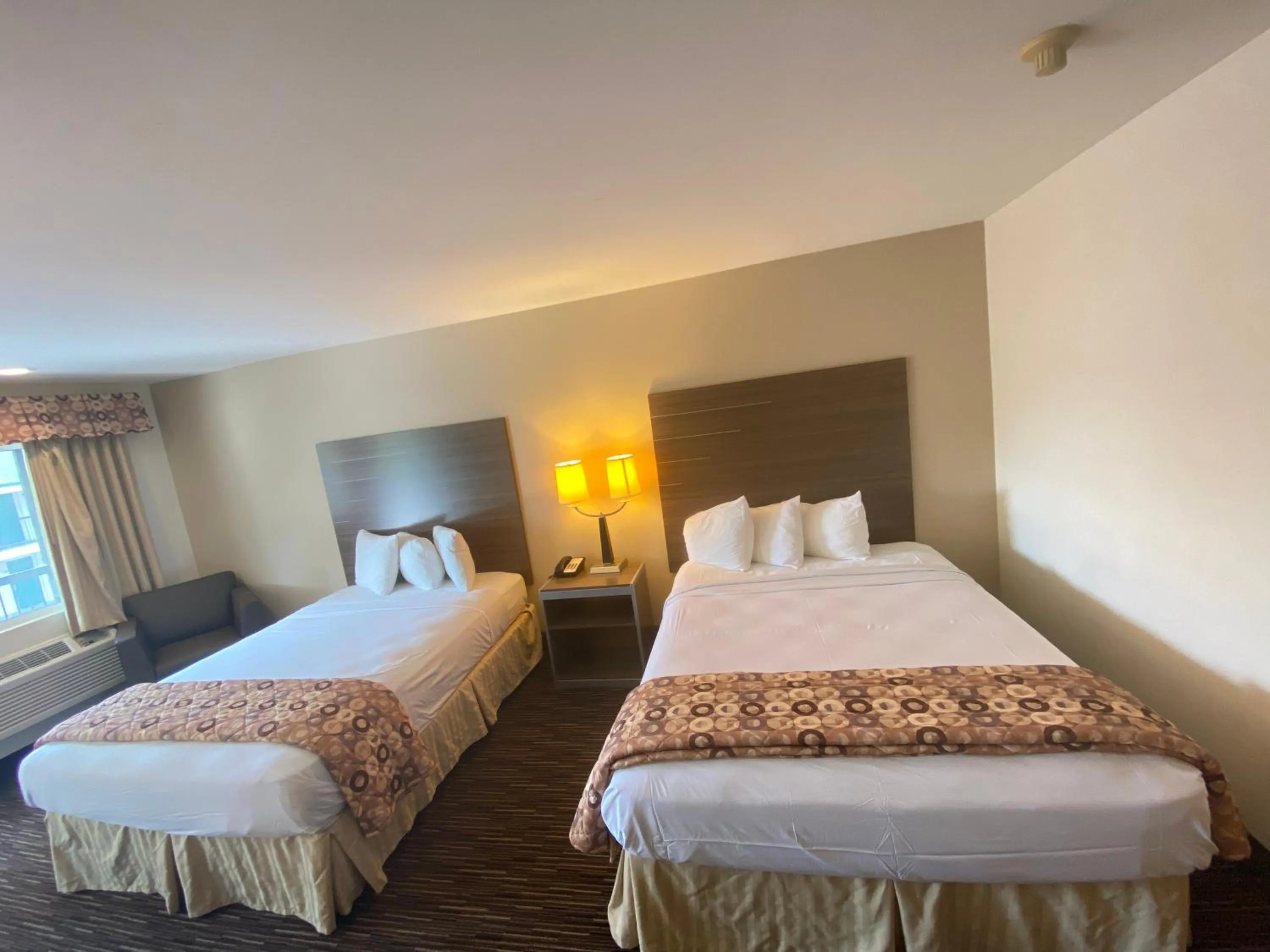 Queen Room with Two Queen Beds - Smoking in Garden State Inn