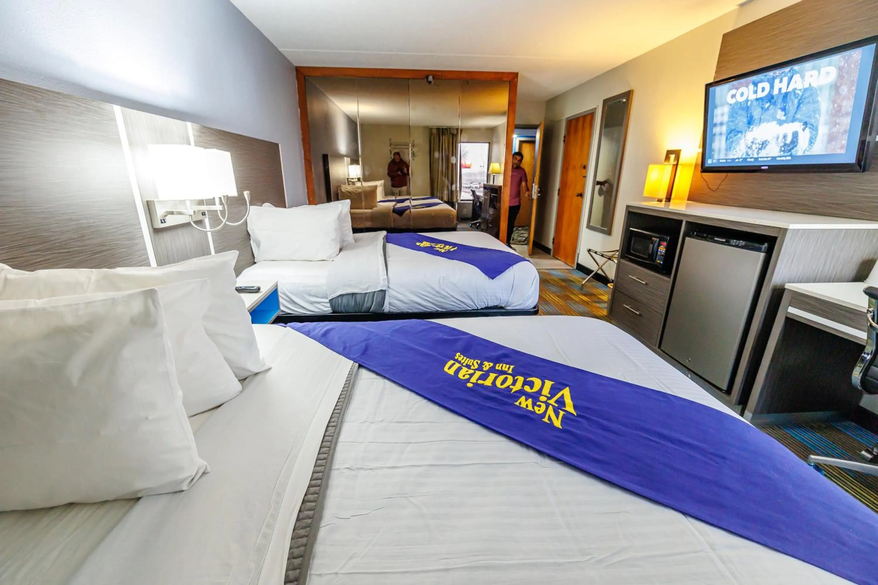 Deluxe Queen Room in New Victorian Inn & Suites Omaha