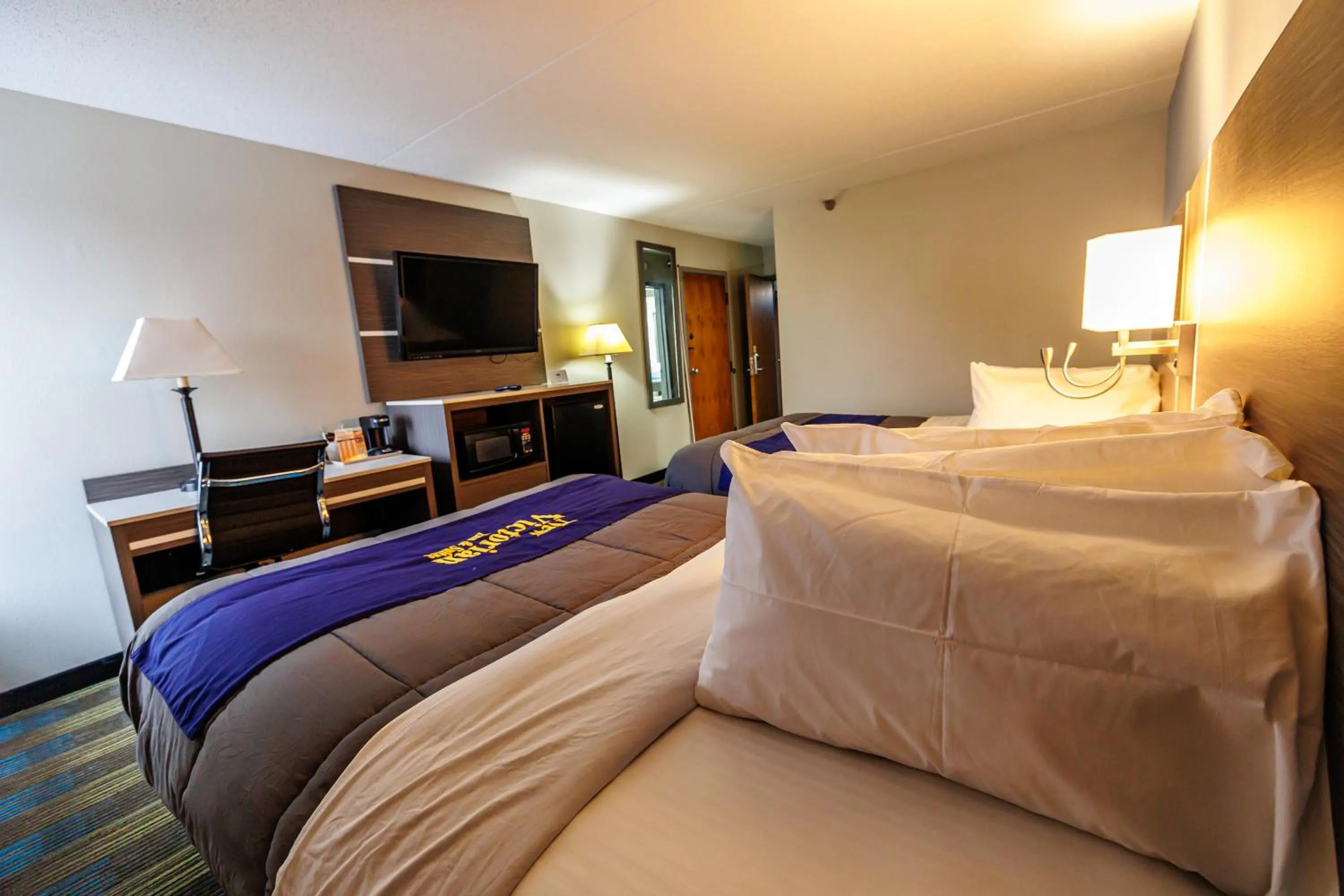 Deluxe Queen Room with Two Queen Beds in New Victorian Inn & Suites Omaha