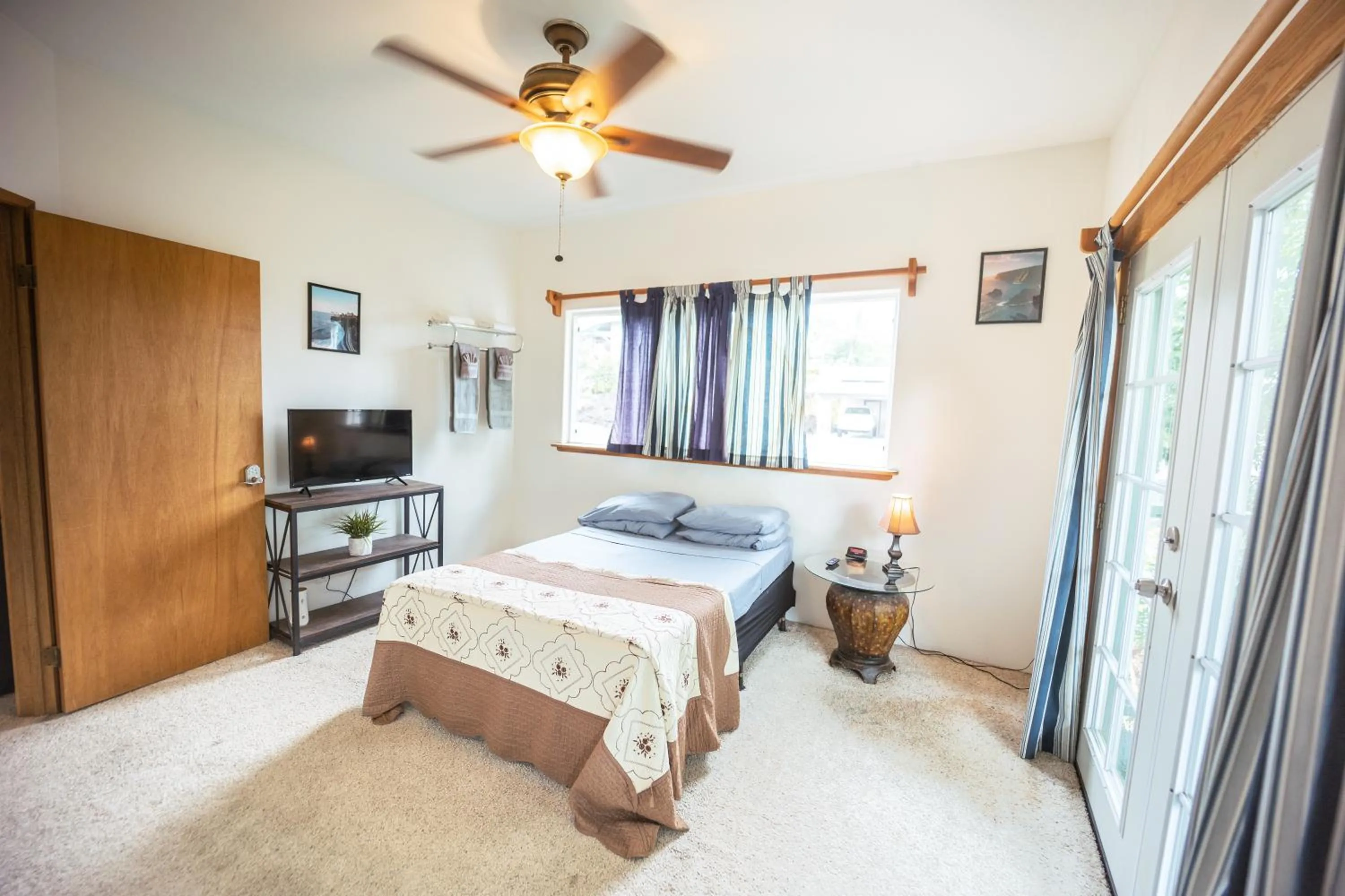 Queen Room with Shared Bathroom in Hilo Vacation Rental