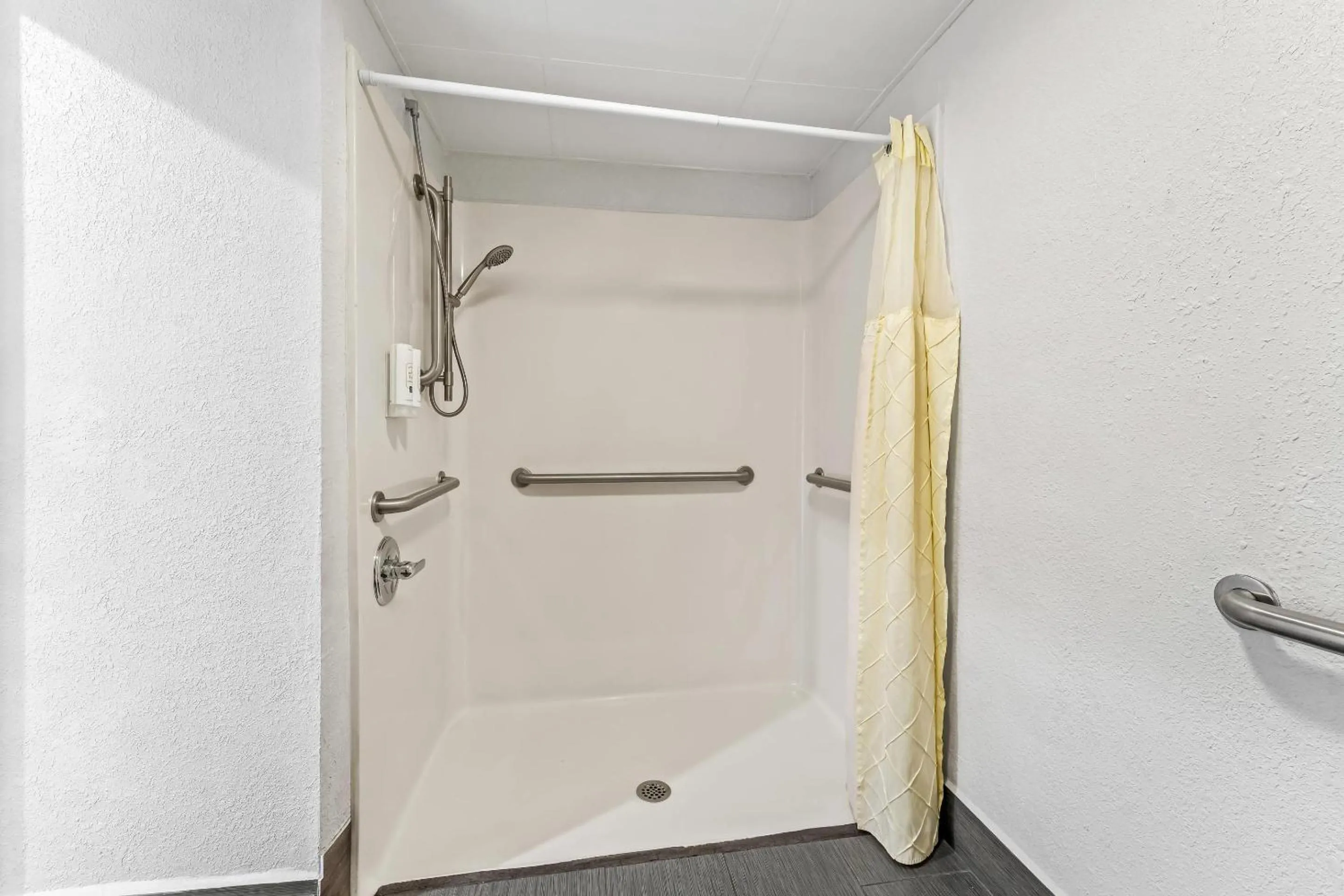 King Room - Disability Access/Non-Smoking in Quality Inn & Suites near Robins Air Force Base