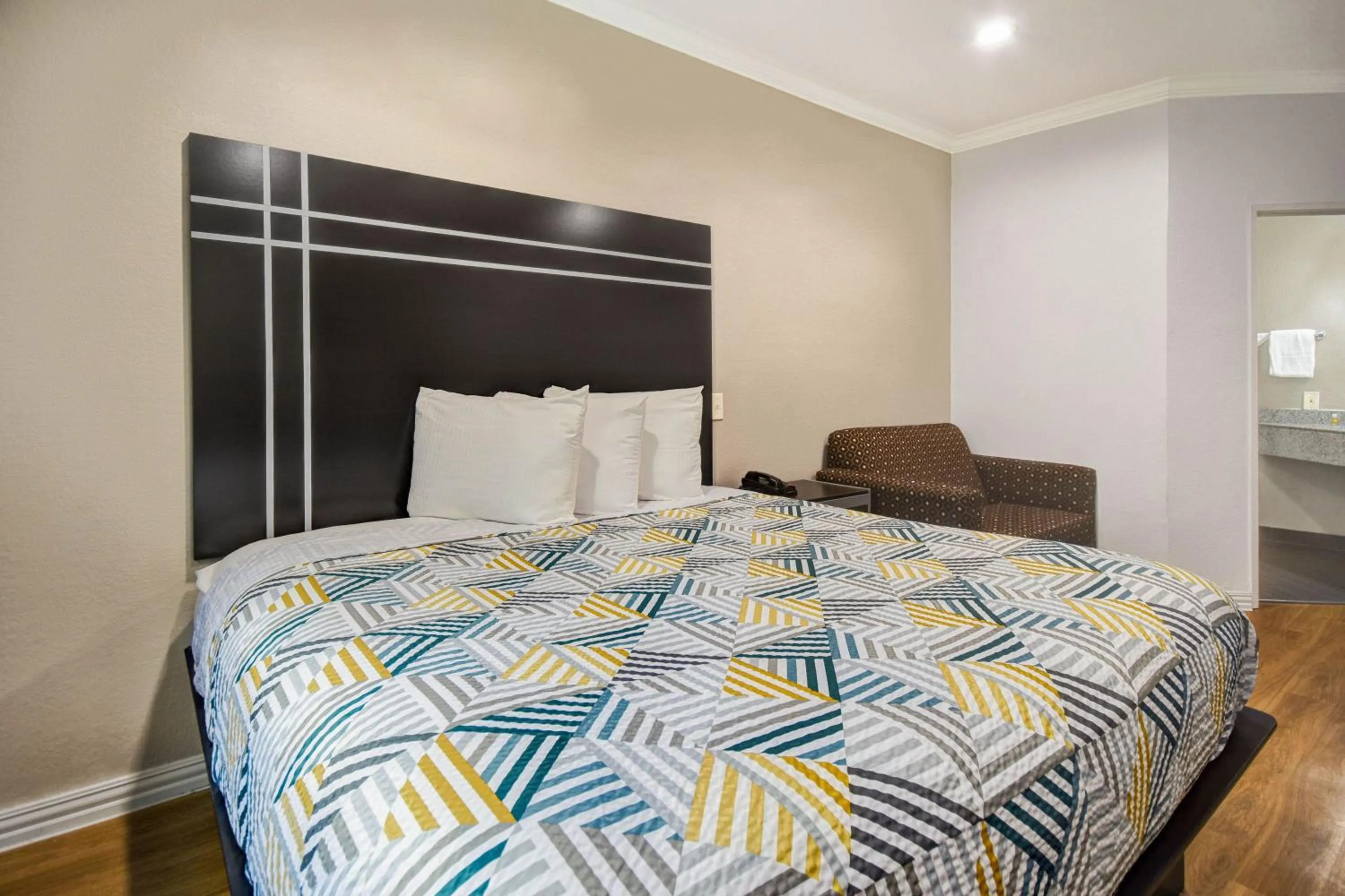 King Room - Non-Smoking in Motel 6 Humble, TX - Houston International Airport