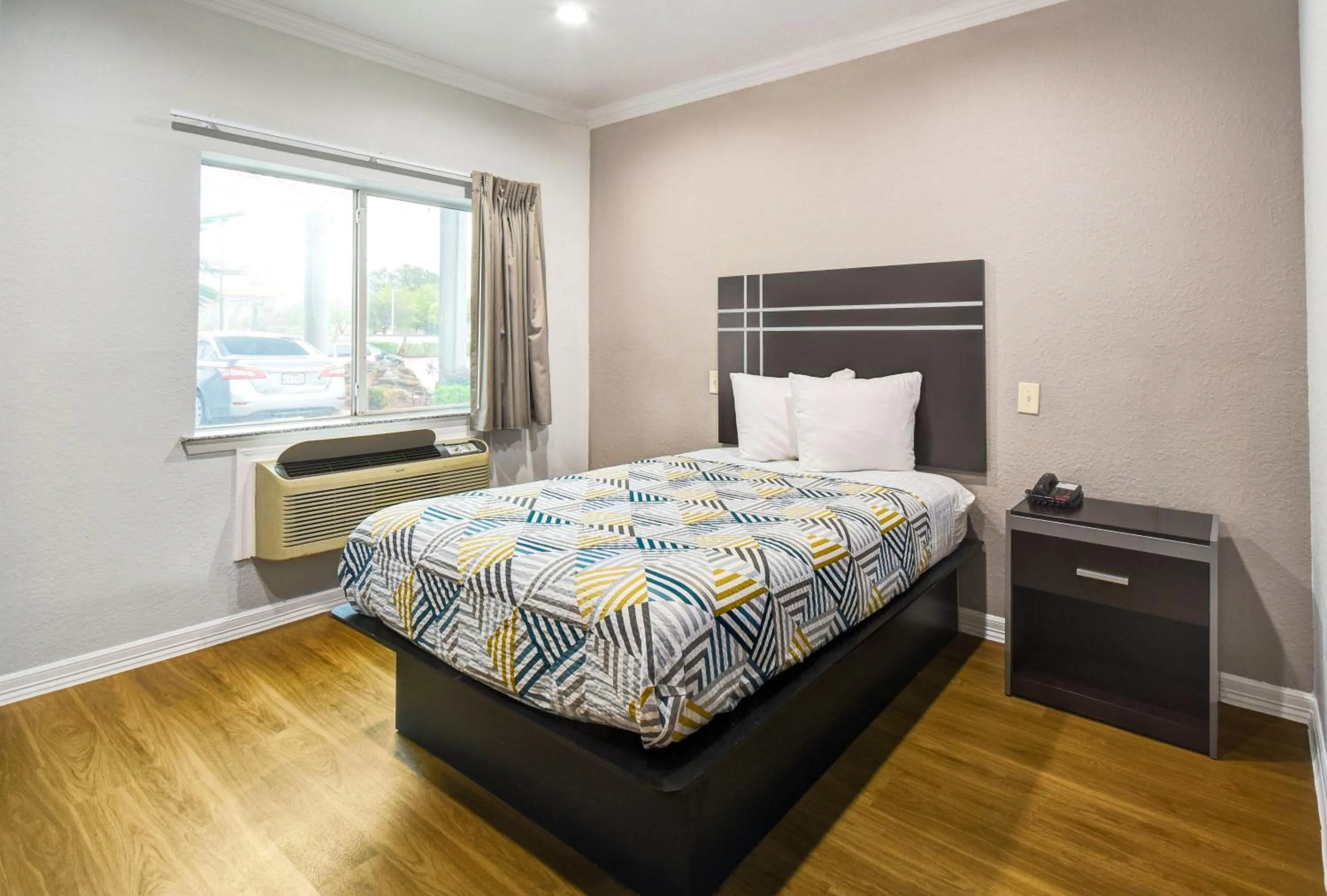 King Room - Disability Access - Smoking in Motel 6 Humble, TX - Houston International Airport