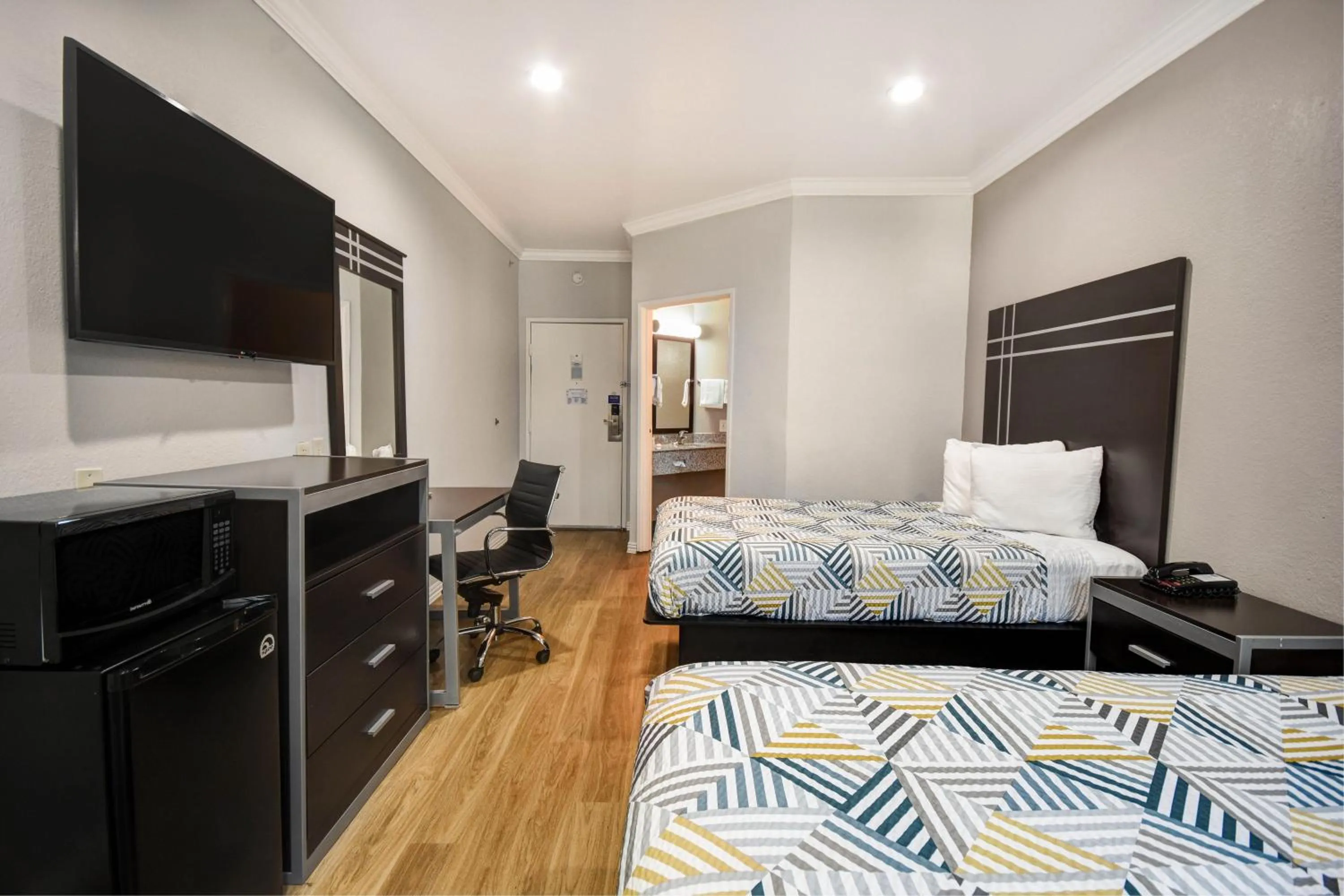 Deluxe Room with Two Full Bed - Smoking in Motel 6 Humble, TX - Houston International Airport