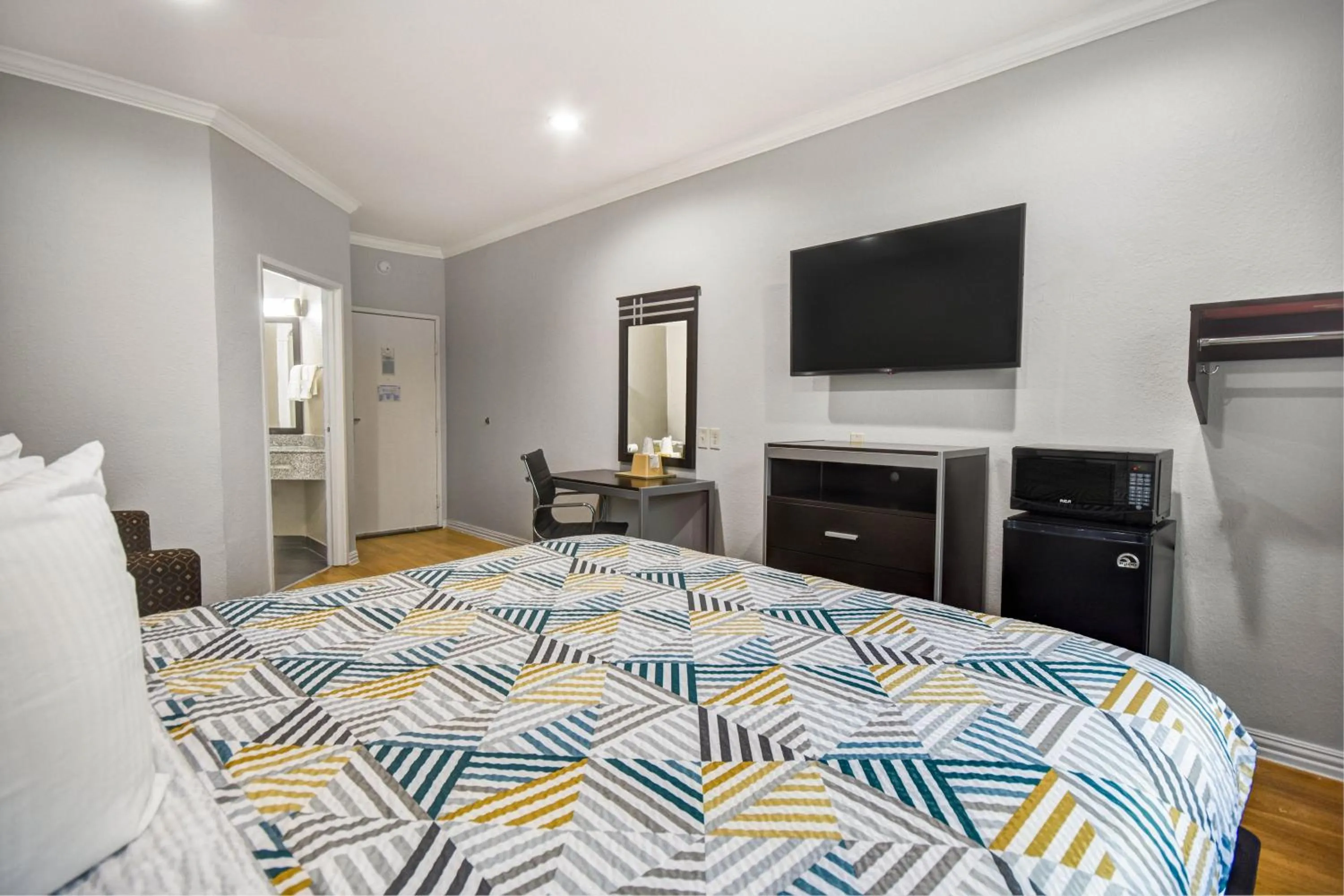 King Room - Disability Access - Non-Smoking in Motel 6 Humble, TX - Houston International Airport