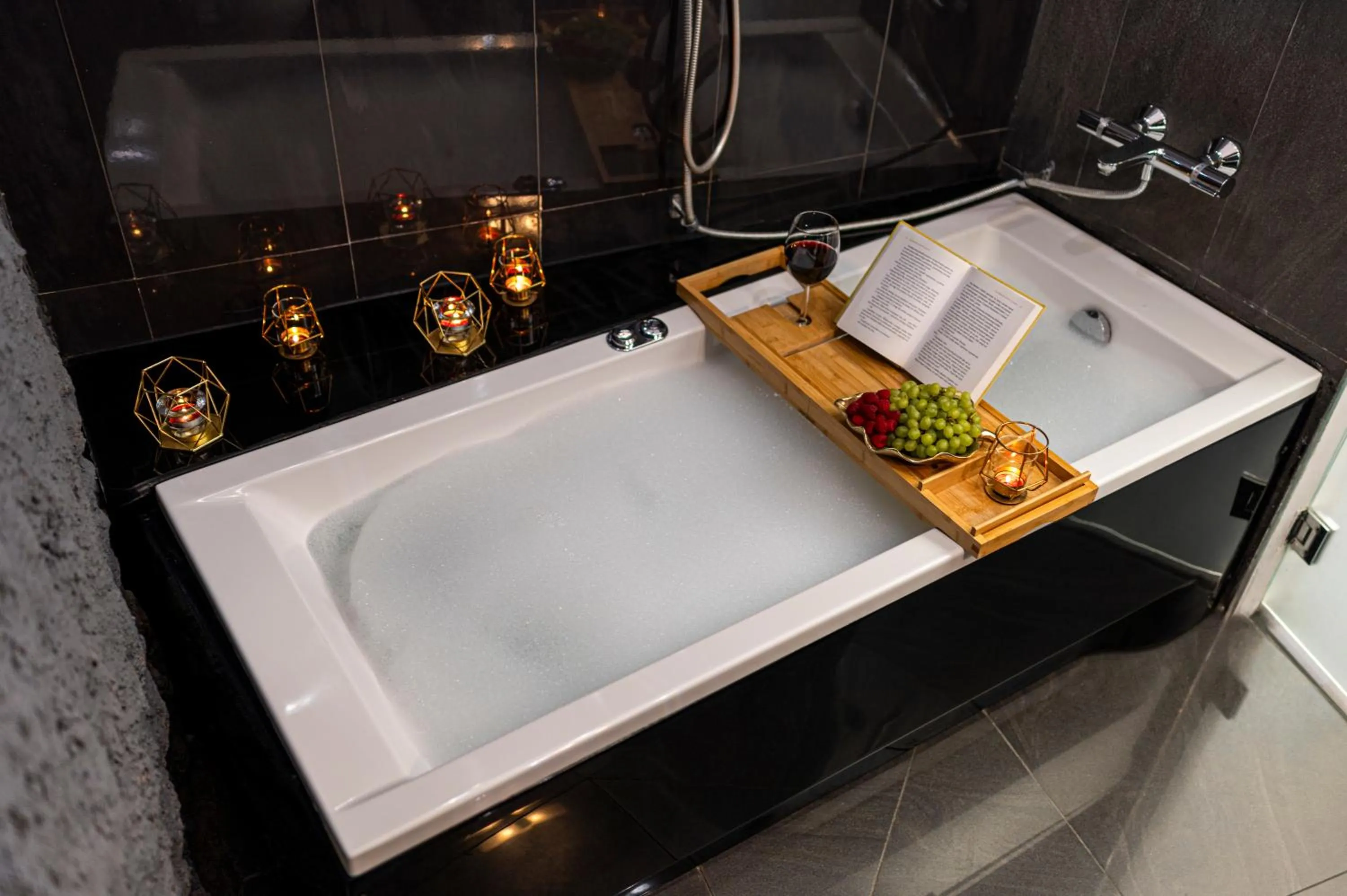 Queen Room with 1-person Hot Tub in Komorowski Luxury Guest Rooms