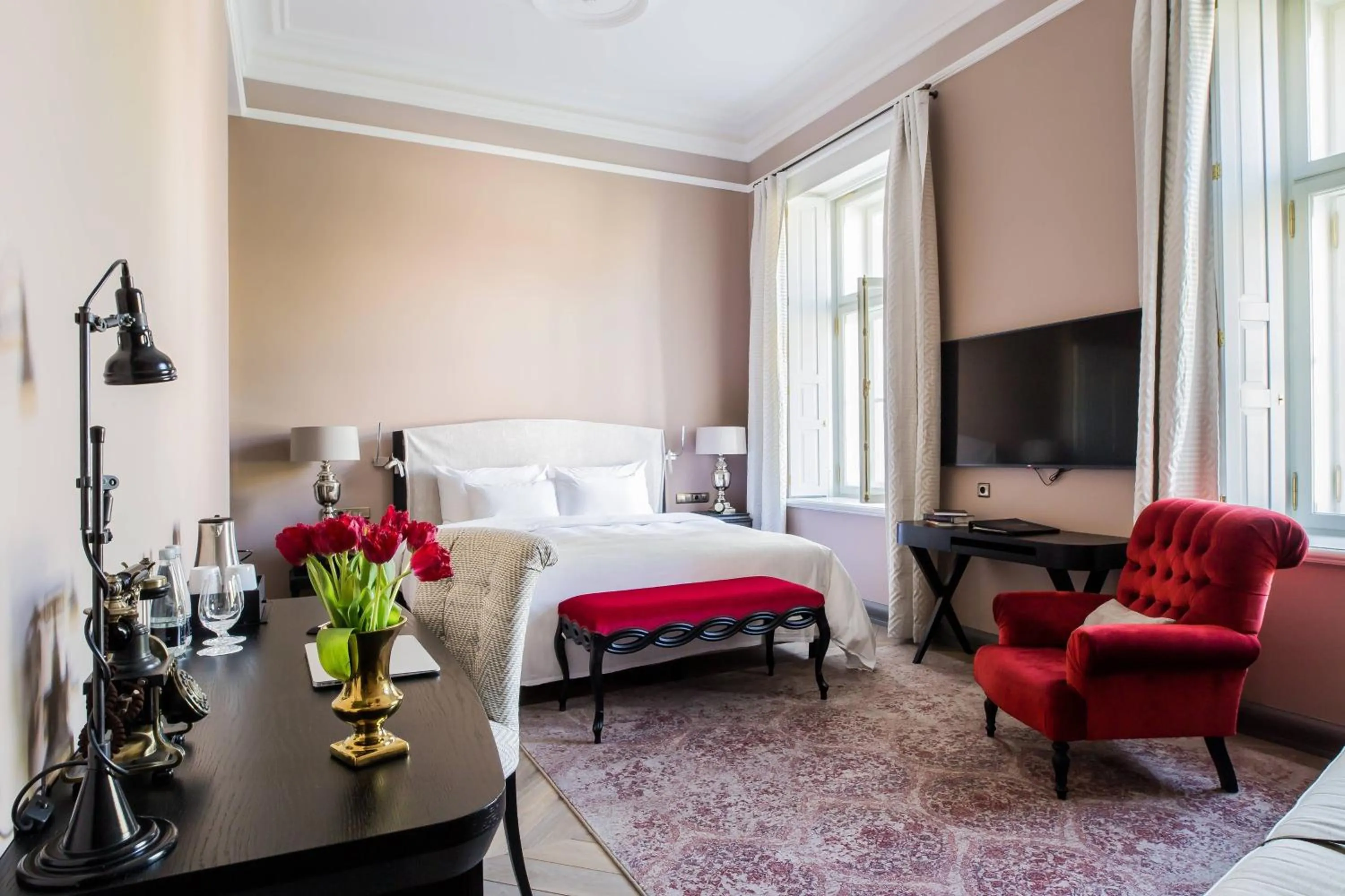 Superior Junior Suite with Courtyard View in Hotel Telegraaf, Autograph Collection