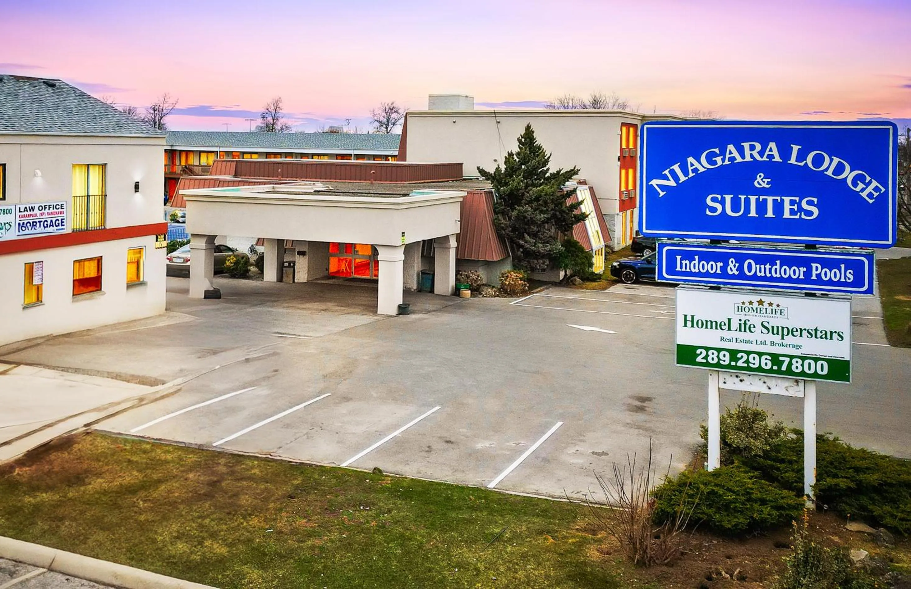 King Room with Spa Bath in Niagara Lodge & Suites