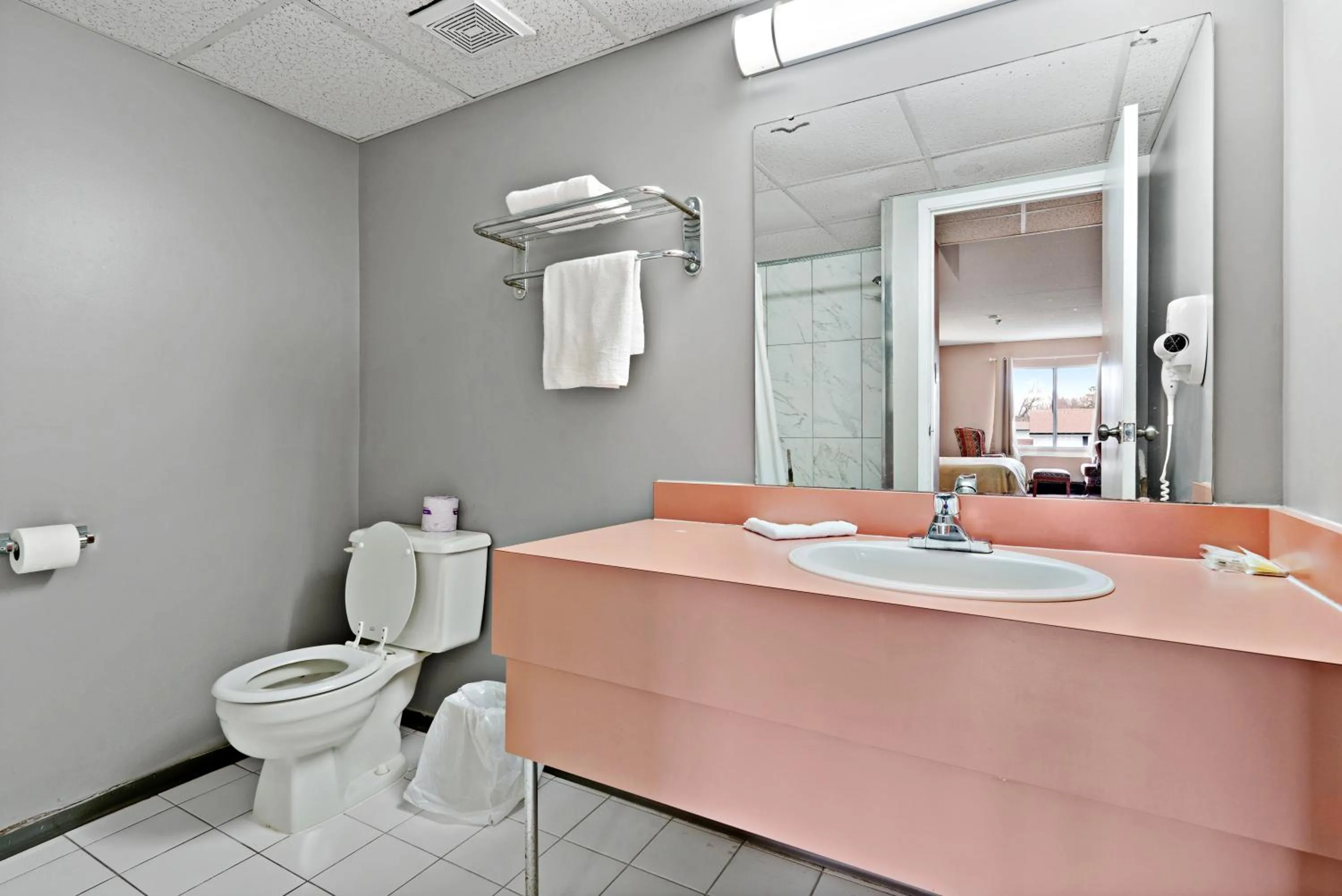 Queen Room with Two Queen Beds in Niagara Lodge & Suites