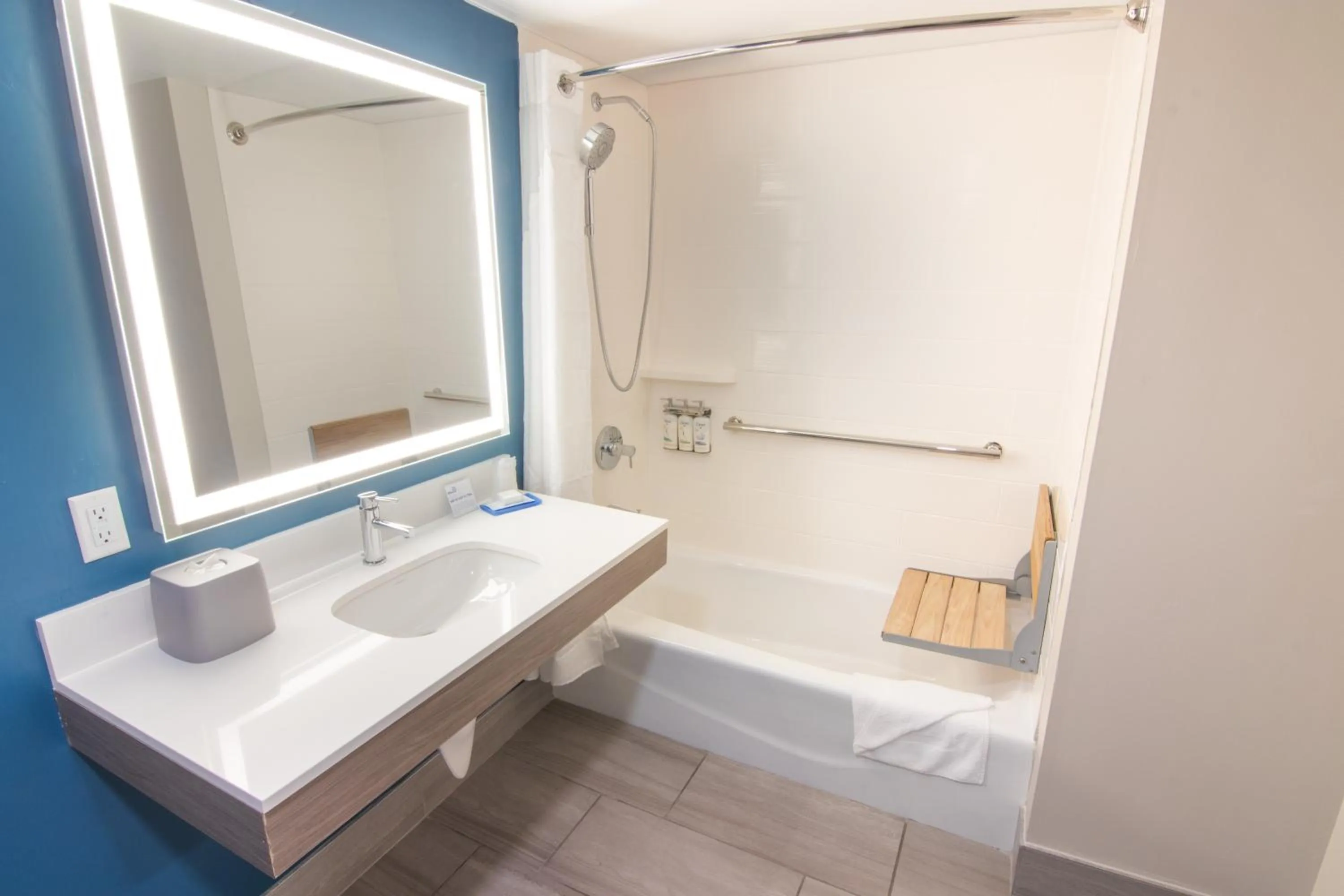 Standard King Room with Mobility Accessible Tub in Holiday Inn Express and Suites Fort Lauderdale Airport West by IHG