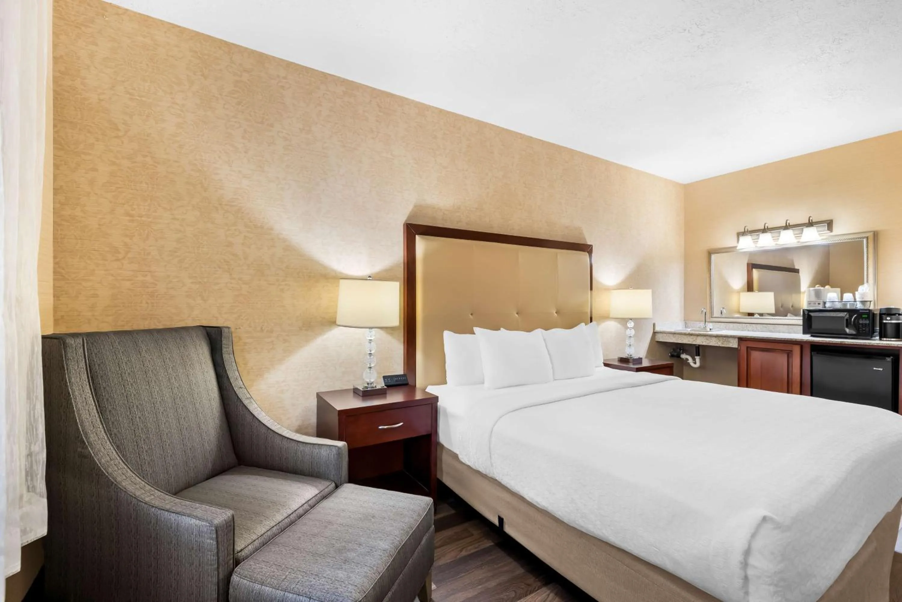 King Room with Roll-In Shower - Disability Access/Non-Smoking in Best Western Plus Abbey Inn