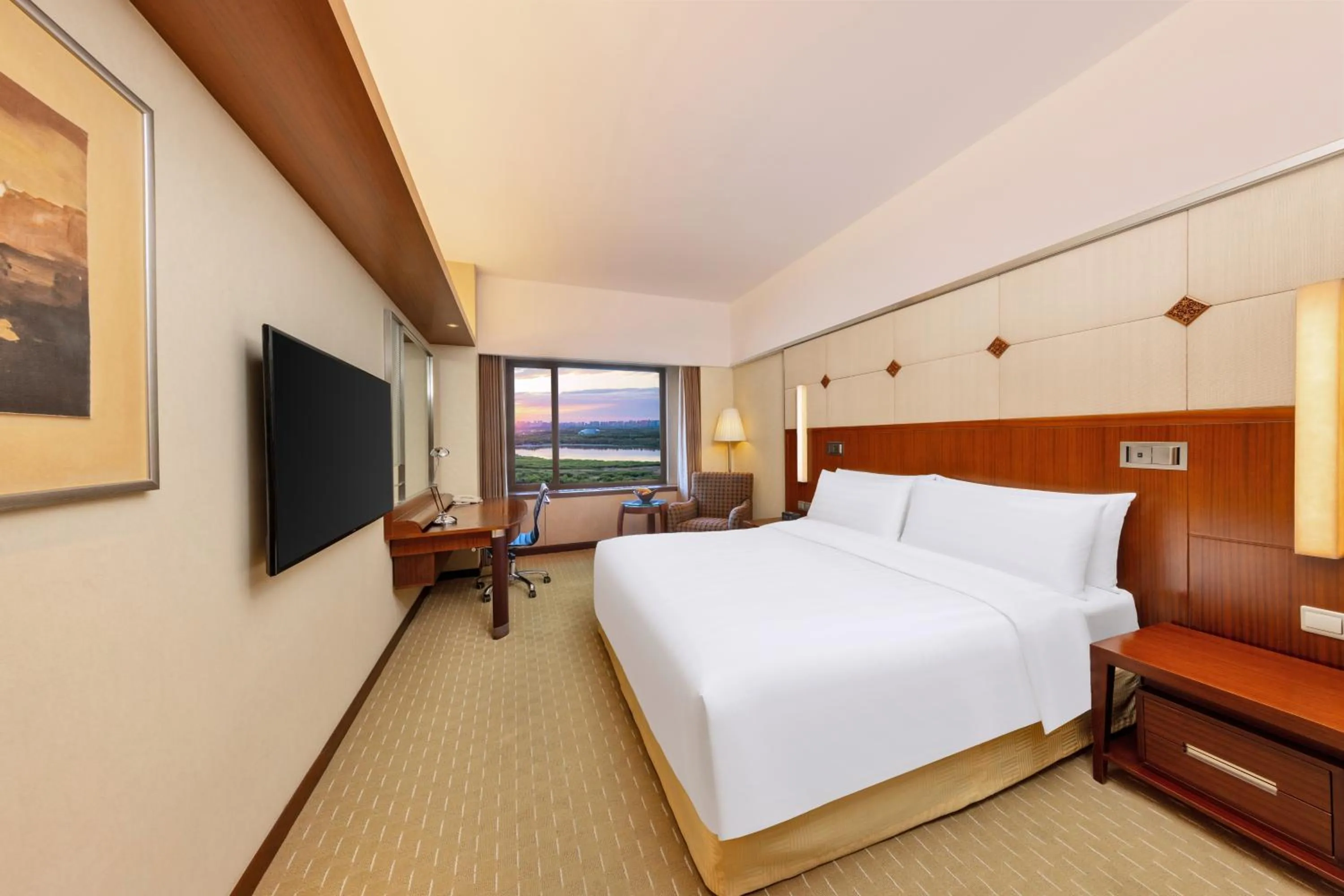 Horizon Club King Room with River View - single occupancy in Shangri-La Harbin