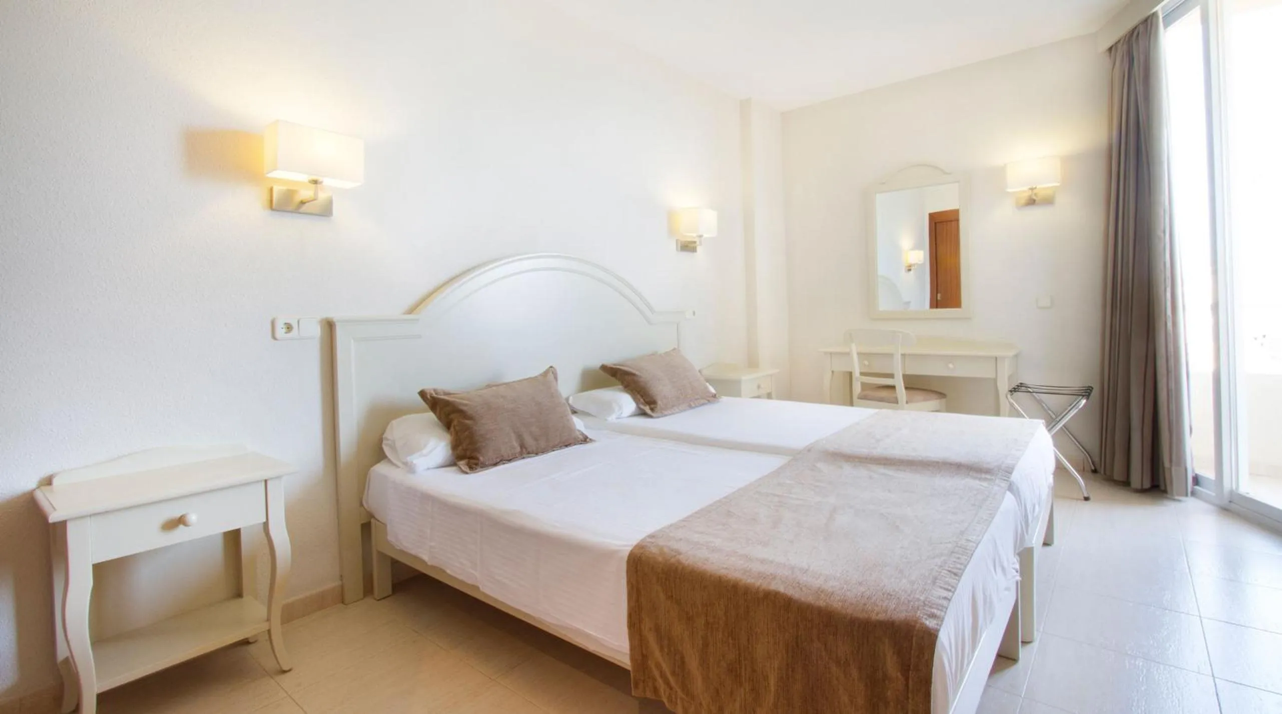 Family Room with Balcony in Garbi Cala Millor