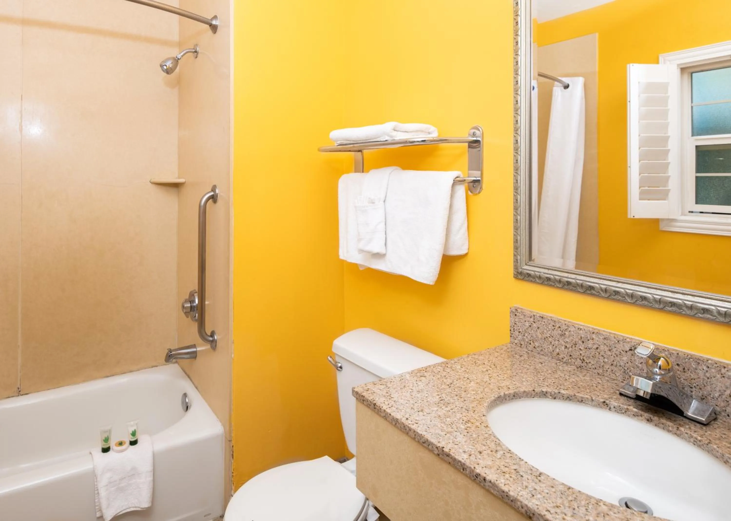 Double Queen Room - single occupancy in Fallbrook Country Inn