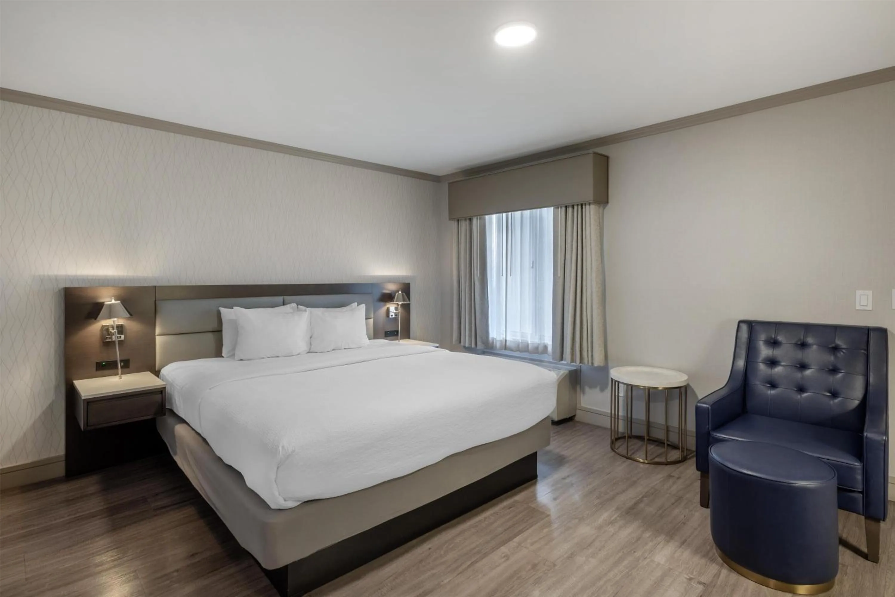 King Room with Roll-in Shower - Mobility Accessible/Non-Smoking in Best Western Plus Executive Suites
