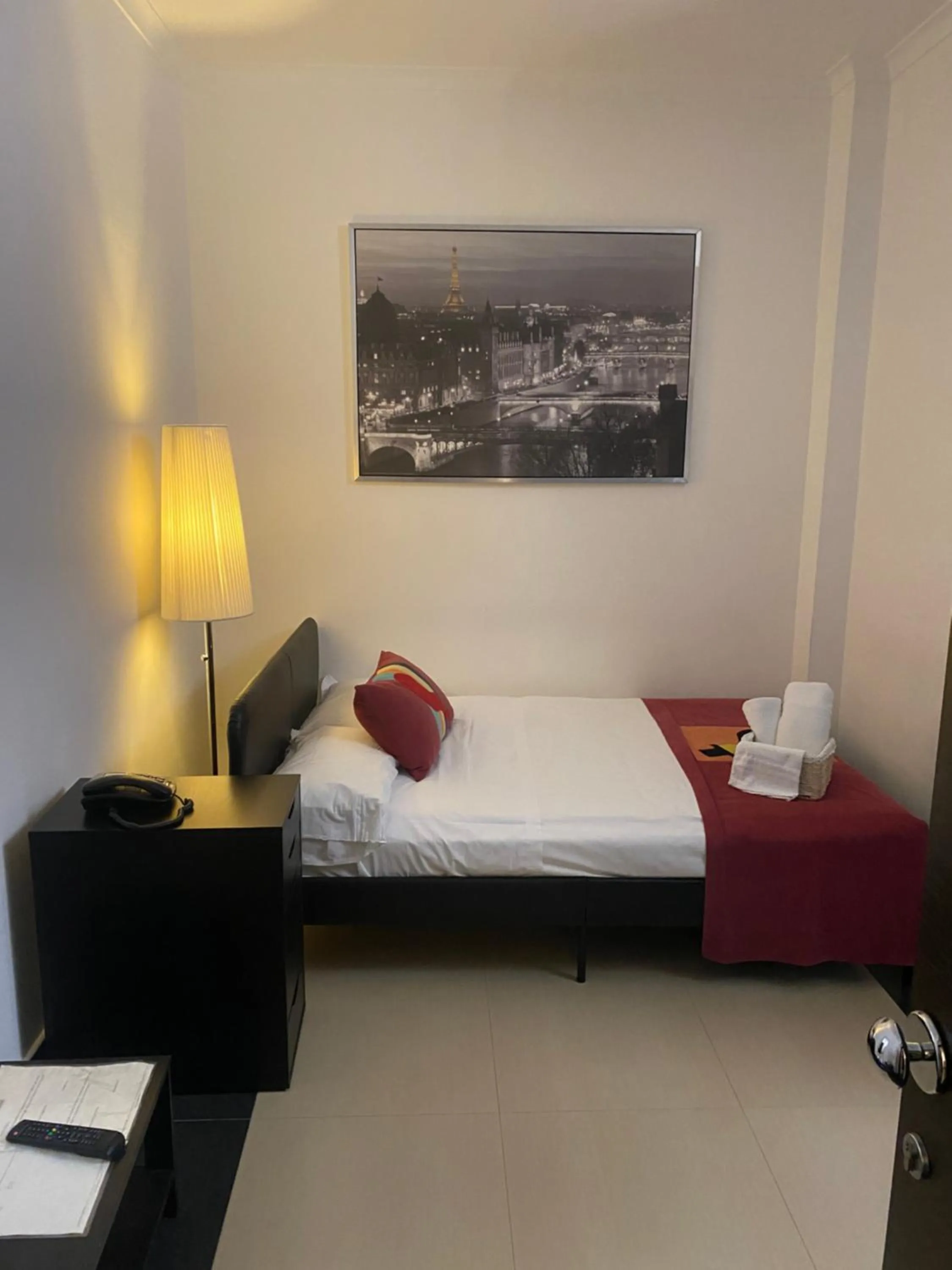 Economy Single Room in Hotel Plebiscito Aparthotel