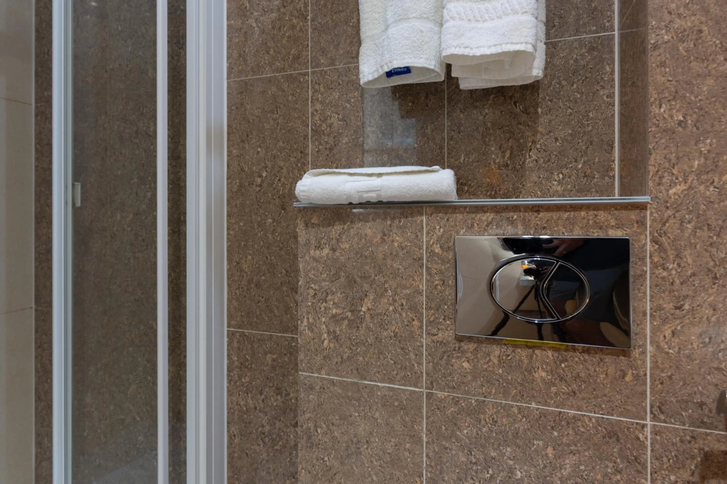 Classic Twin Room in Simply Rooms & Suites