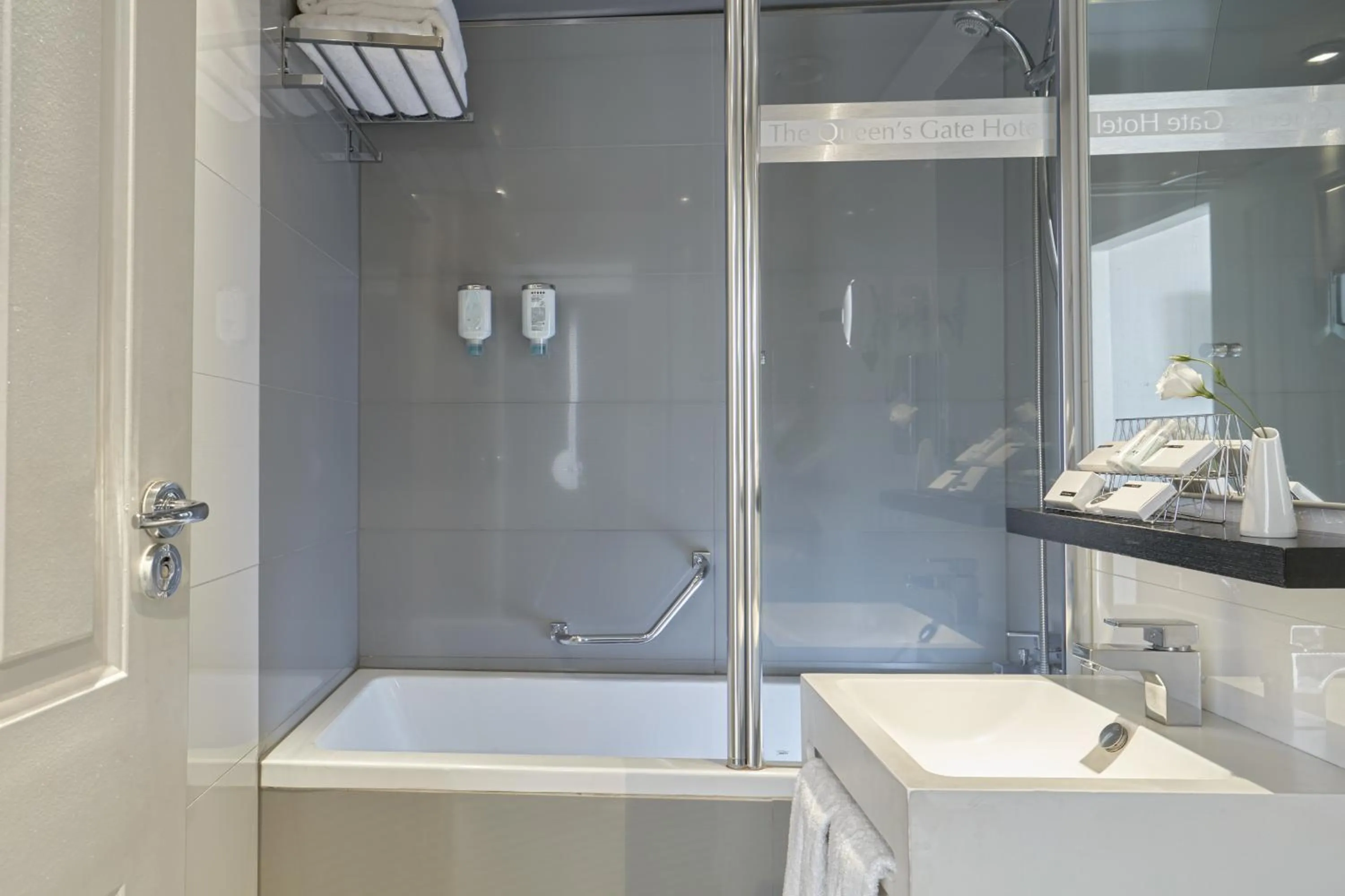 Twin Room in The Queens Gate Hotel