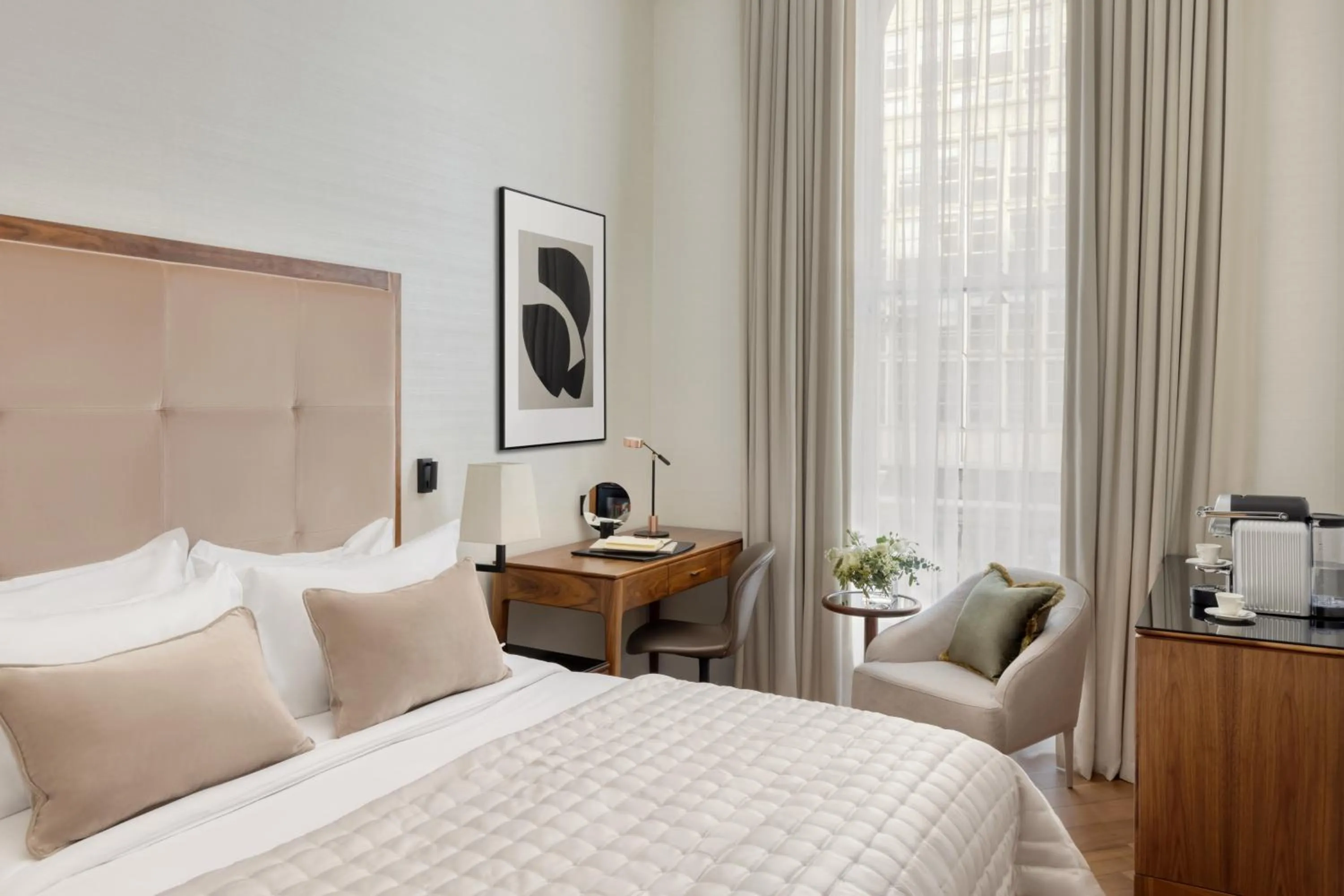 Deluxe Queen Room in The Queens Gate Hotel