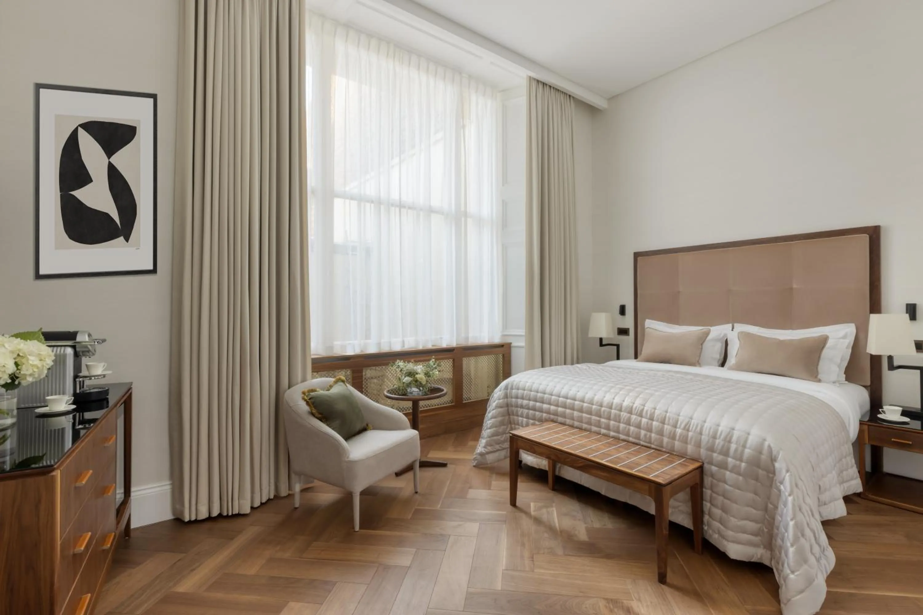 Deluxe Club Room in The Queens Gate Hotel