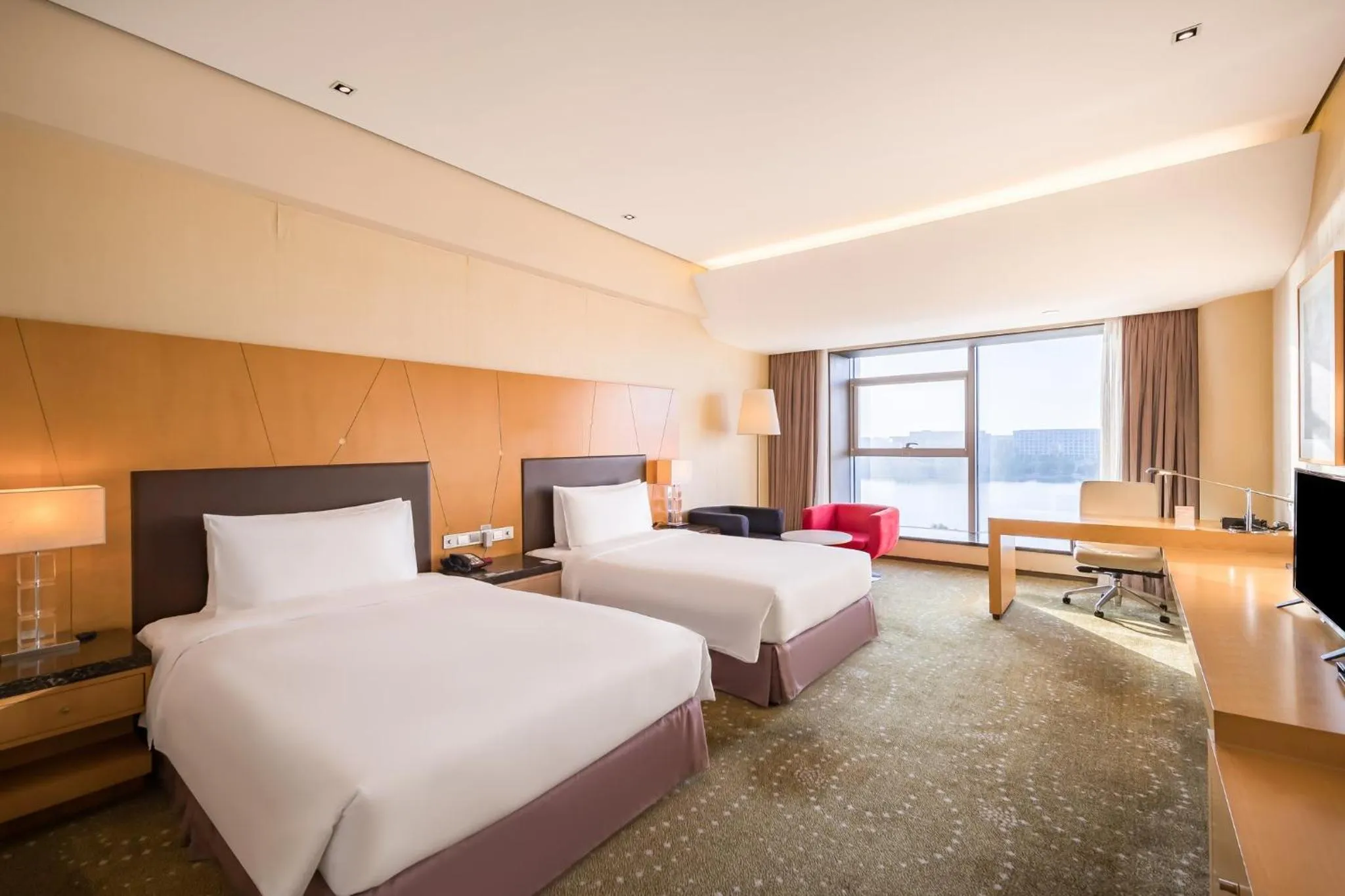 Premium Twin Room with Lounge Access and Lake View in Crowne Plaza Tianjin Binhai by IHG