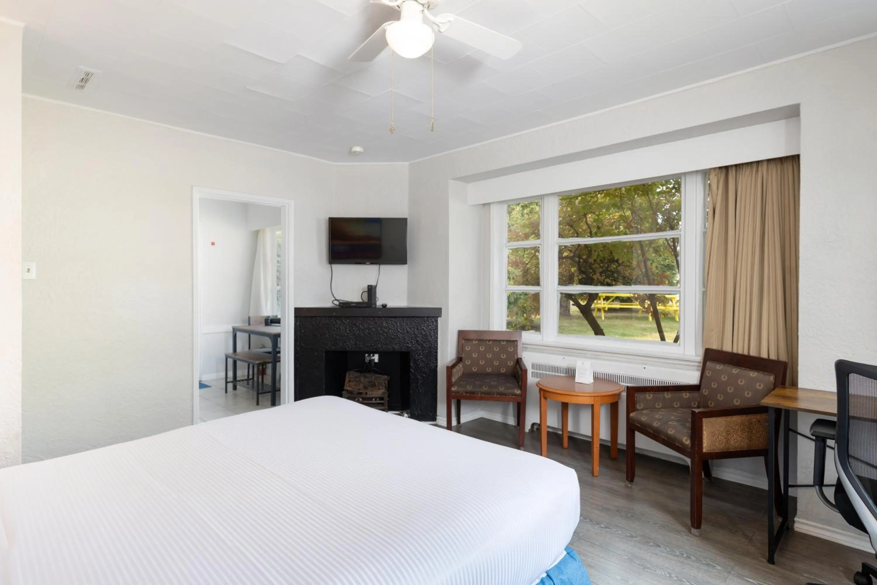 Business Queen Studio in 2400 Motel