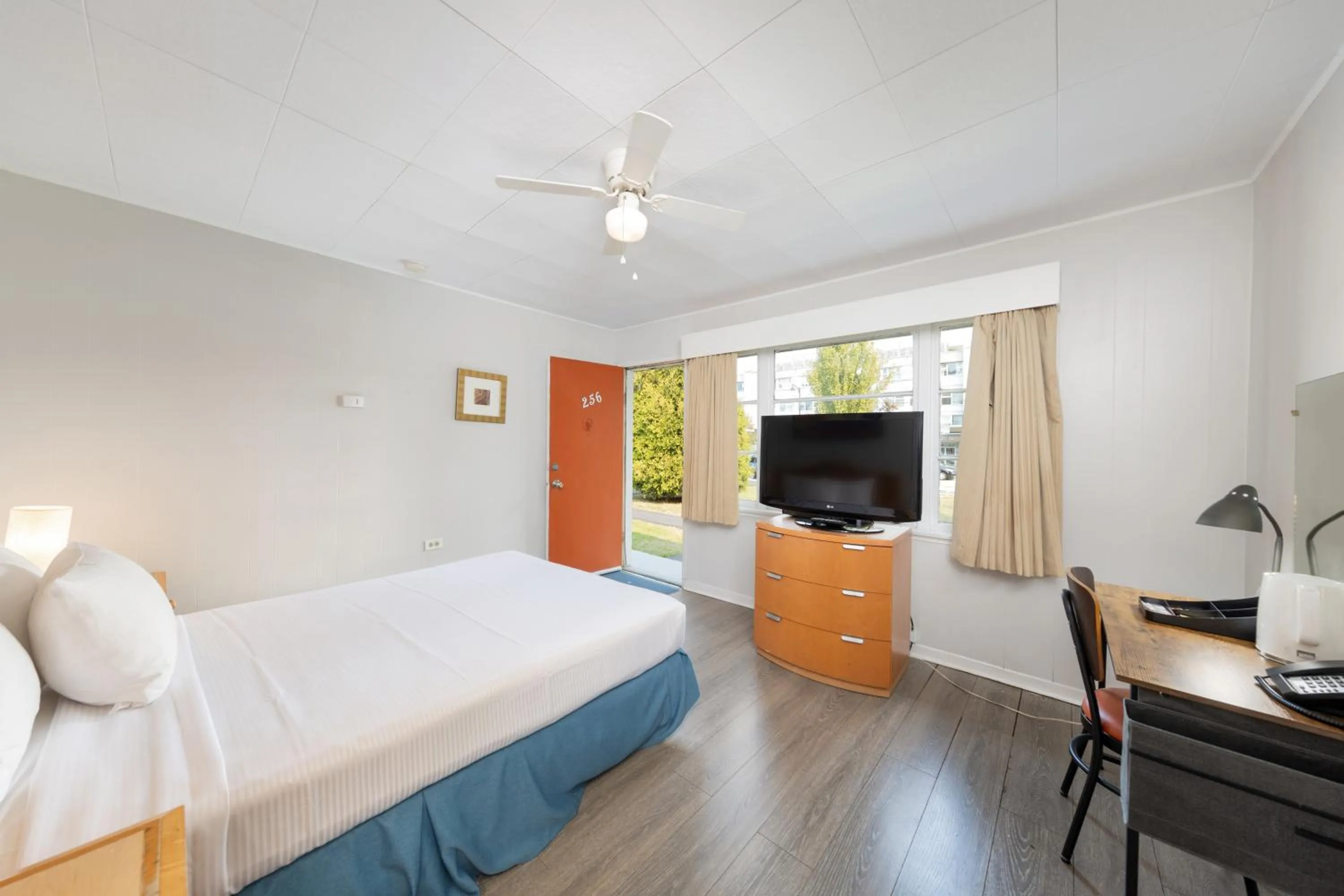 Standard Two Doubles in 2400 Motel