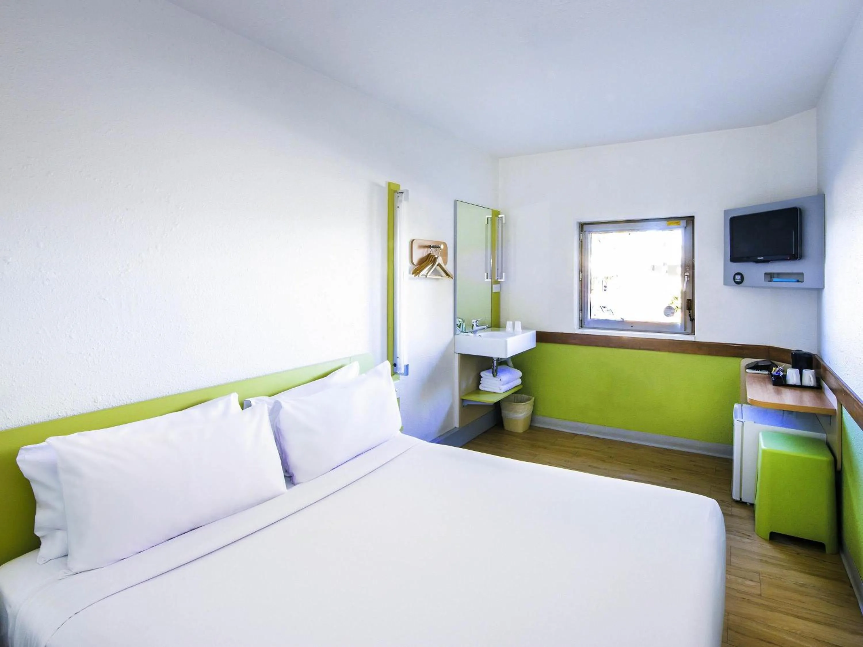 Standard Queen Room in ibis Budget - Campbelltown