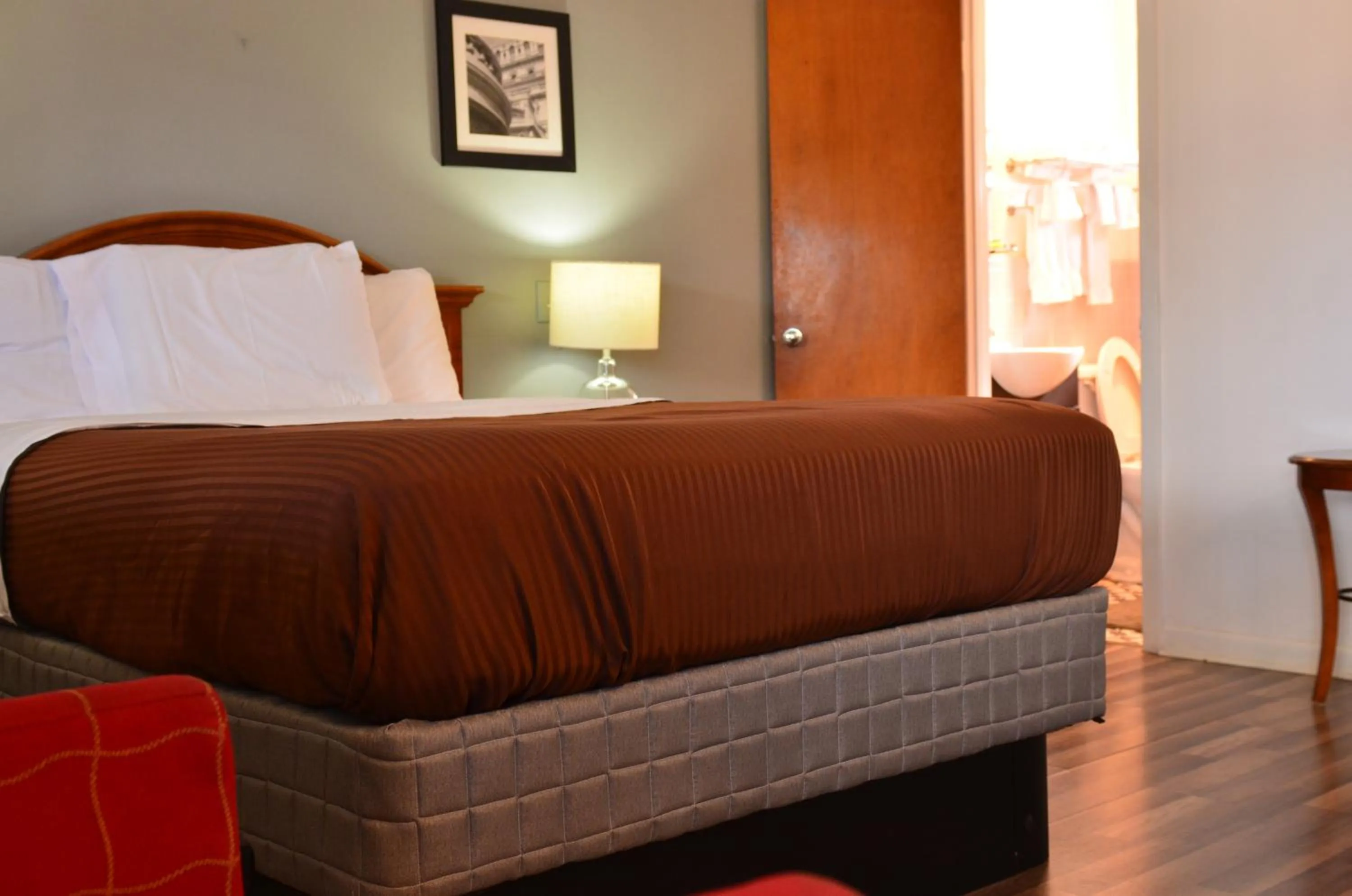 Queen Room in The Oak Motel