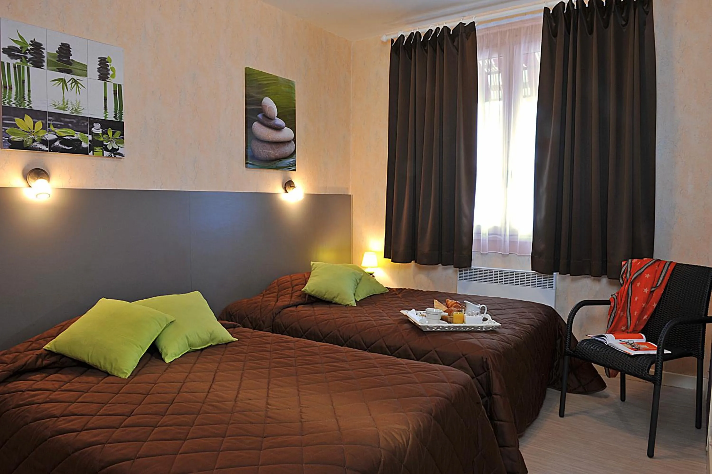 Superior Twin Room in Logis Hotel Le Prieure