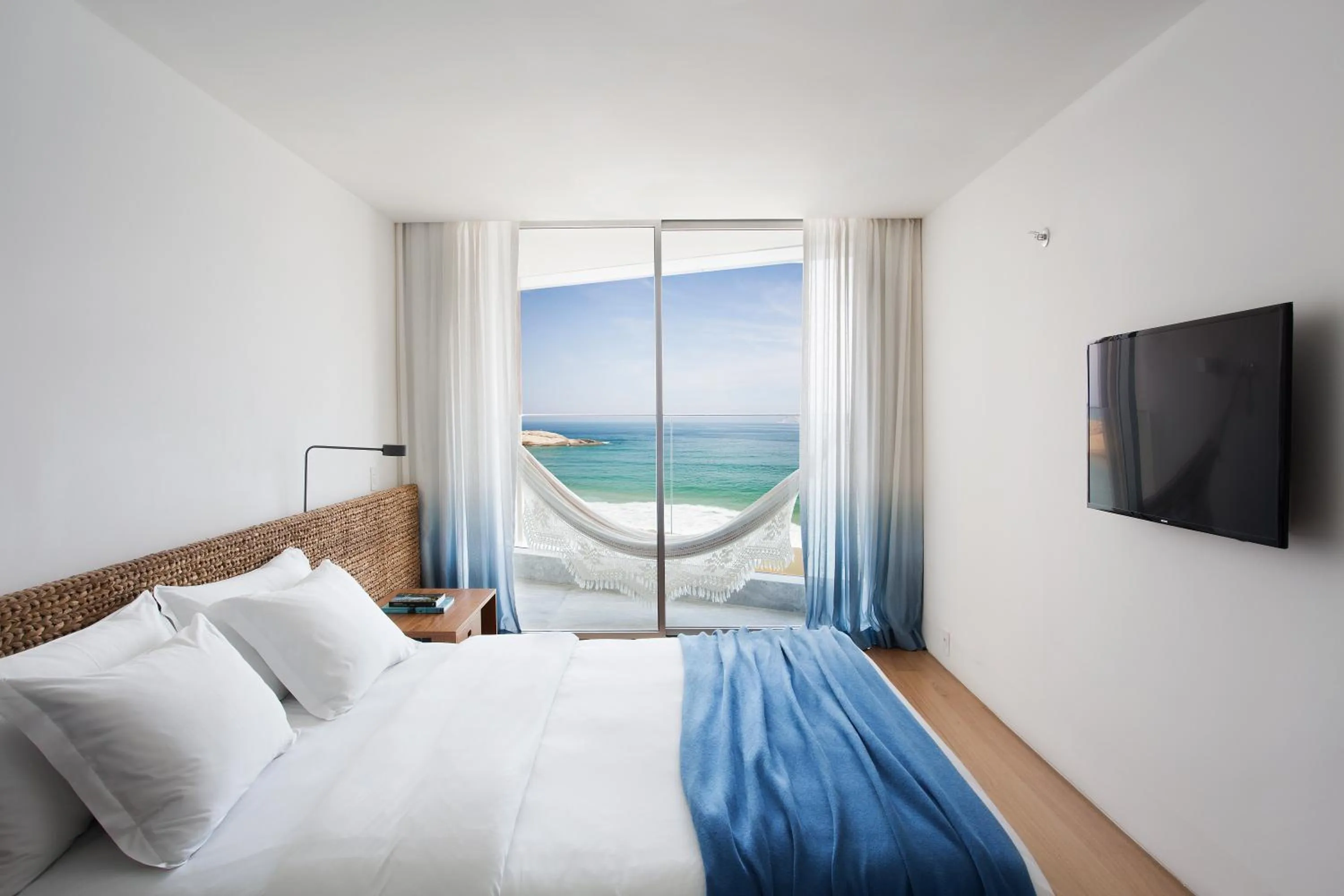 Large room with balcony with sea view in Hotel Arpoador