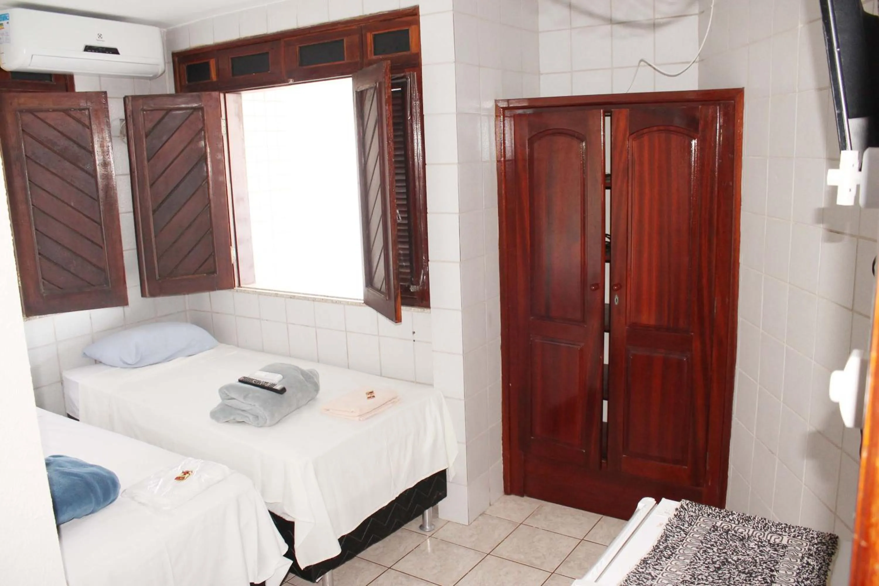 Budget Twin Room in Hotel Pousada Farol da Praia