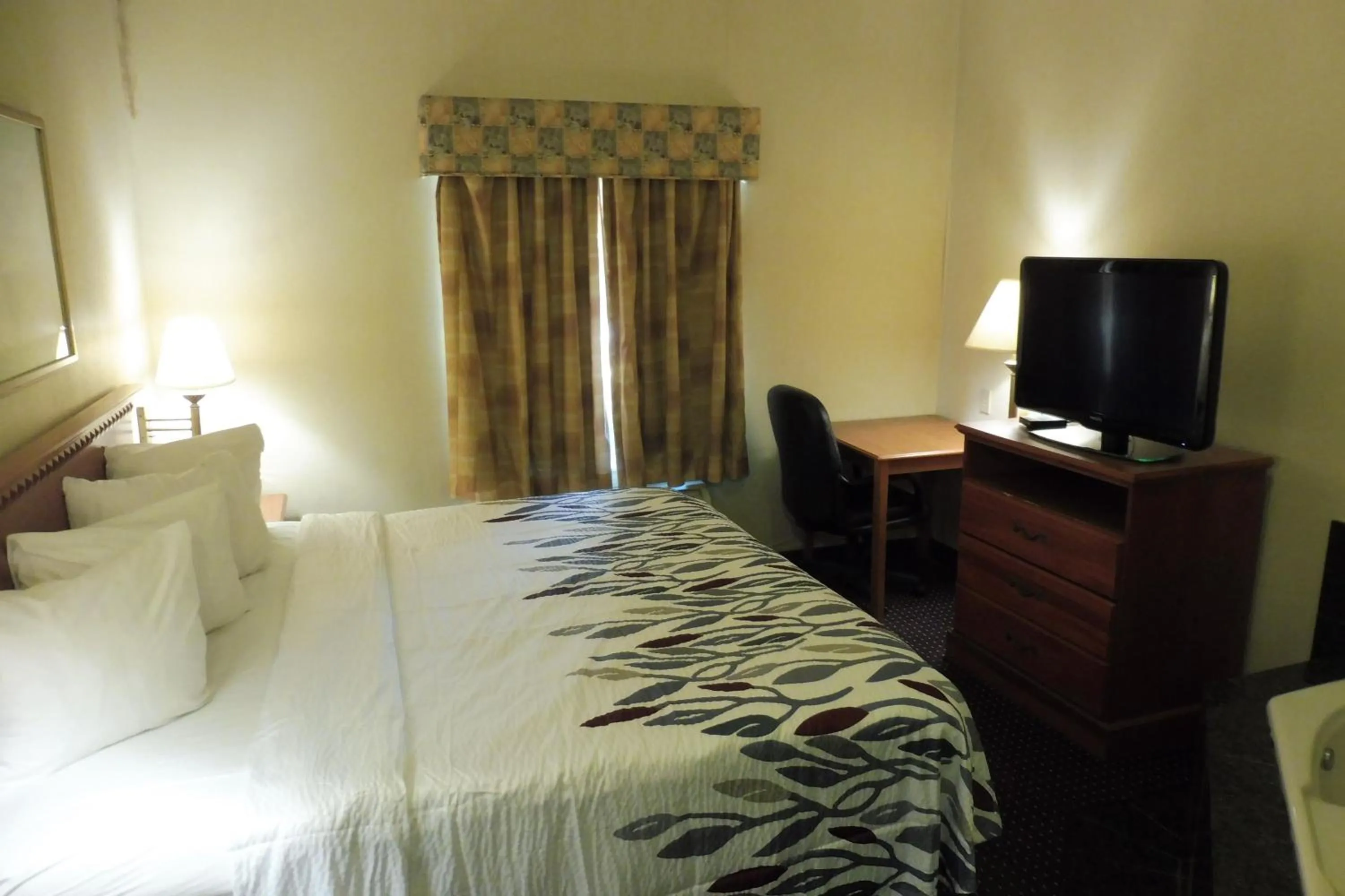 Superior Queen Room with Spa Bath Disability Access Non-Smoking in Red Roof Inn & Suites Galloway