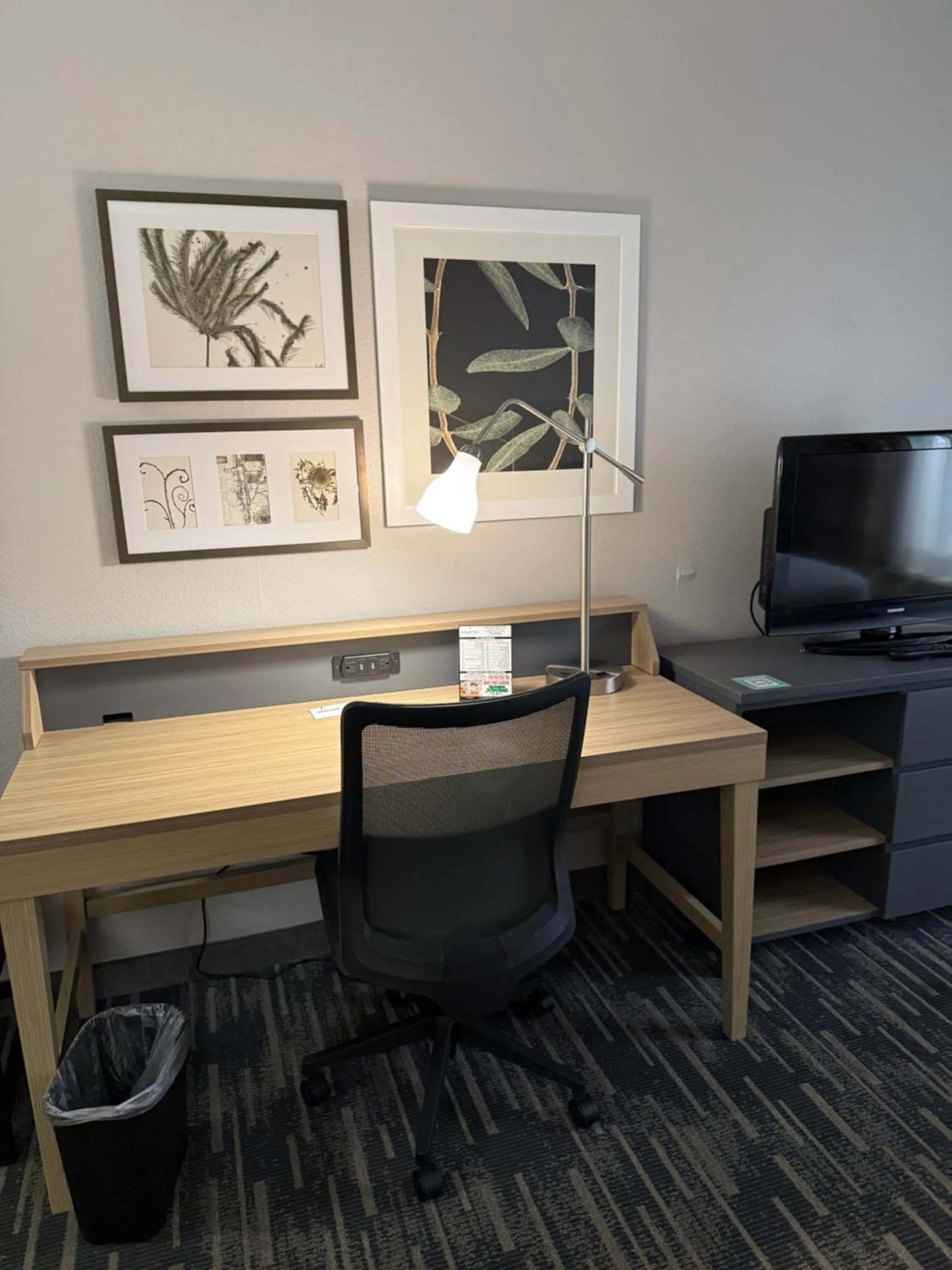 King Suite in Country Inn & Suites by Radisson, Elgin, IL