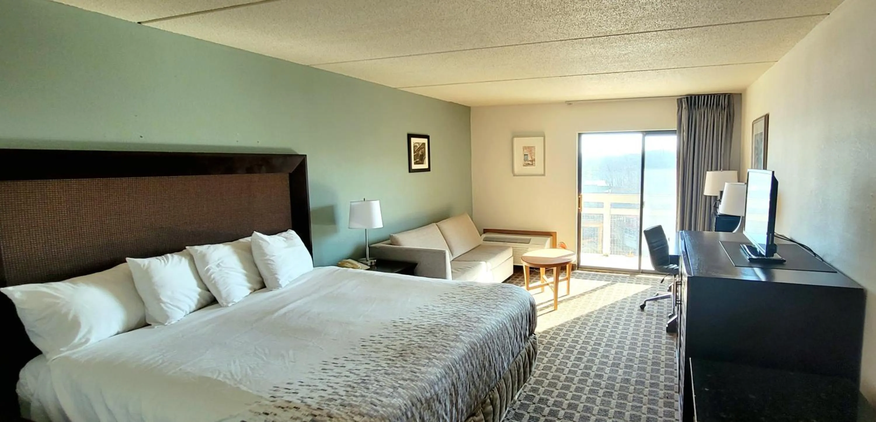 King Room with Lake View in Inn at Grand Glaize