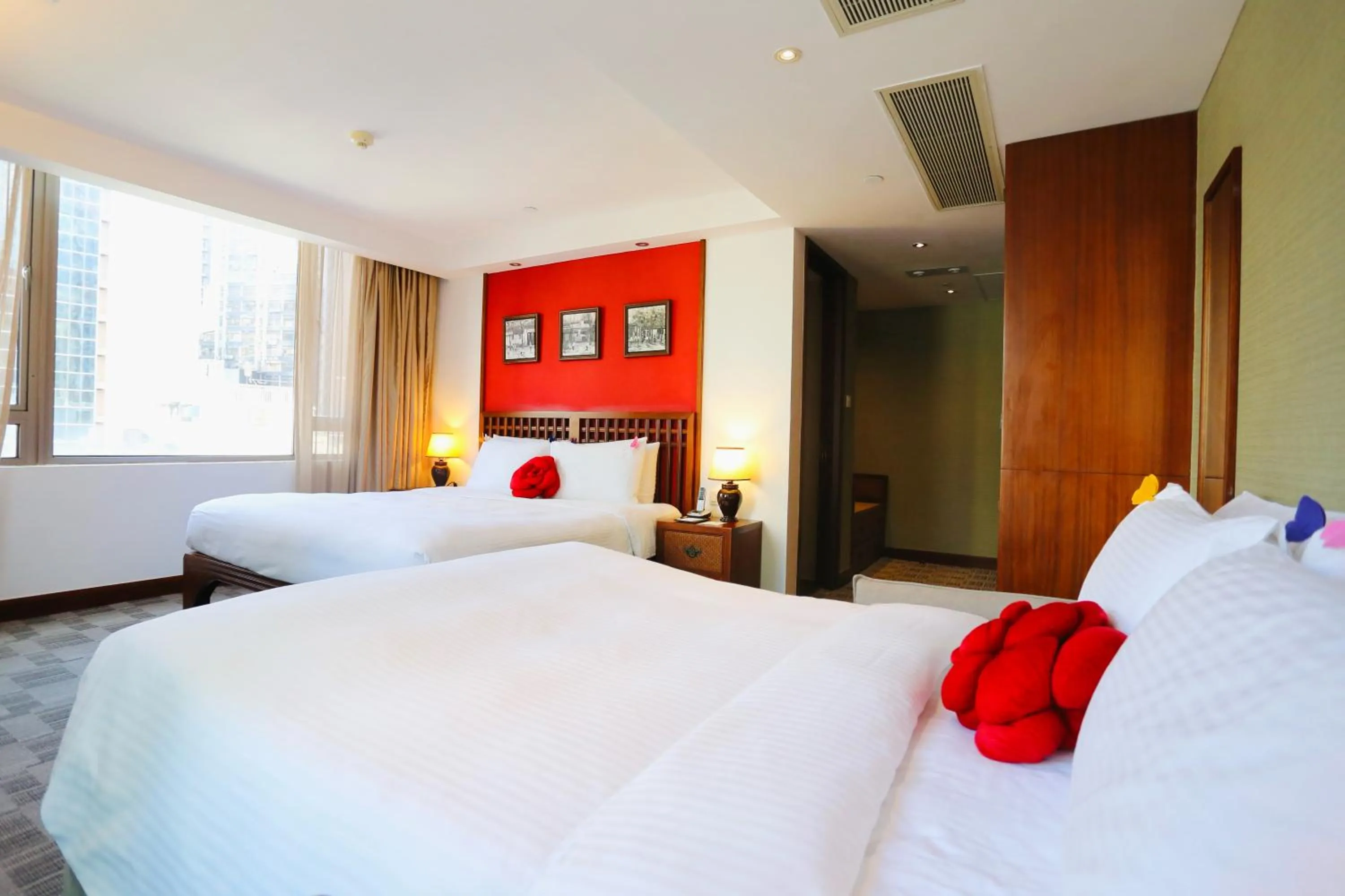 Deluxe Family Room with 4G Pocket Wi-Fi Device in Butterfly on Wellington, Central