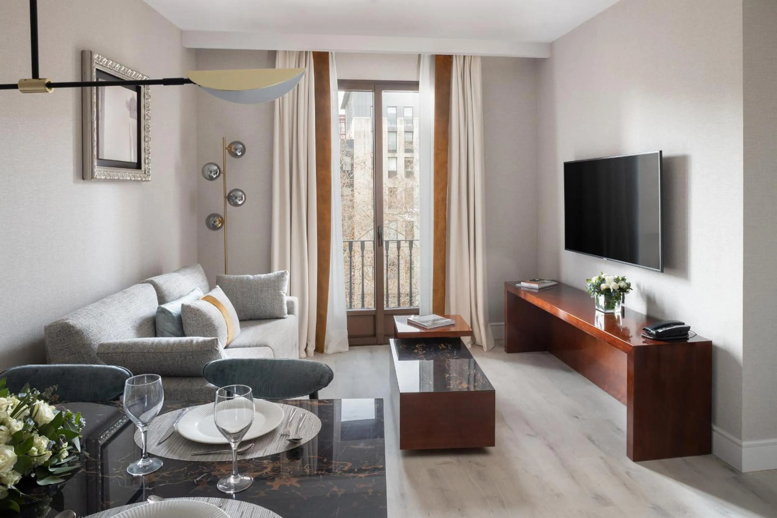 Two-Bedroom Apartment with City View in Suites Center Barcelona