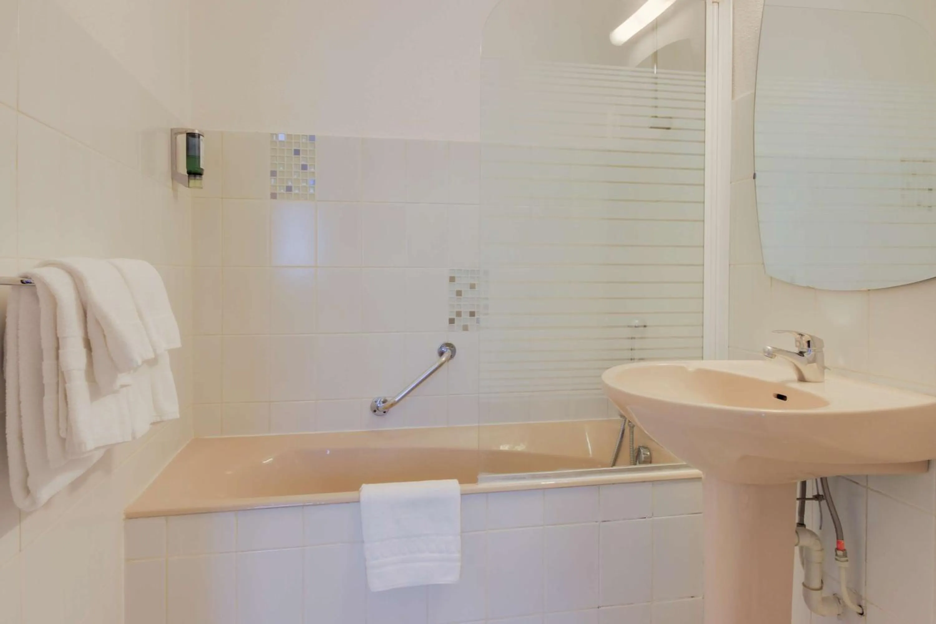 Twin Room in Brit Hotel Dijon Hermes